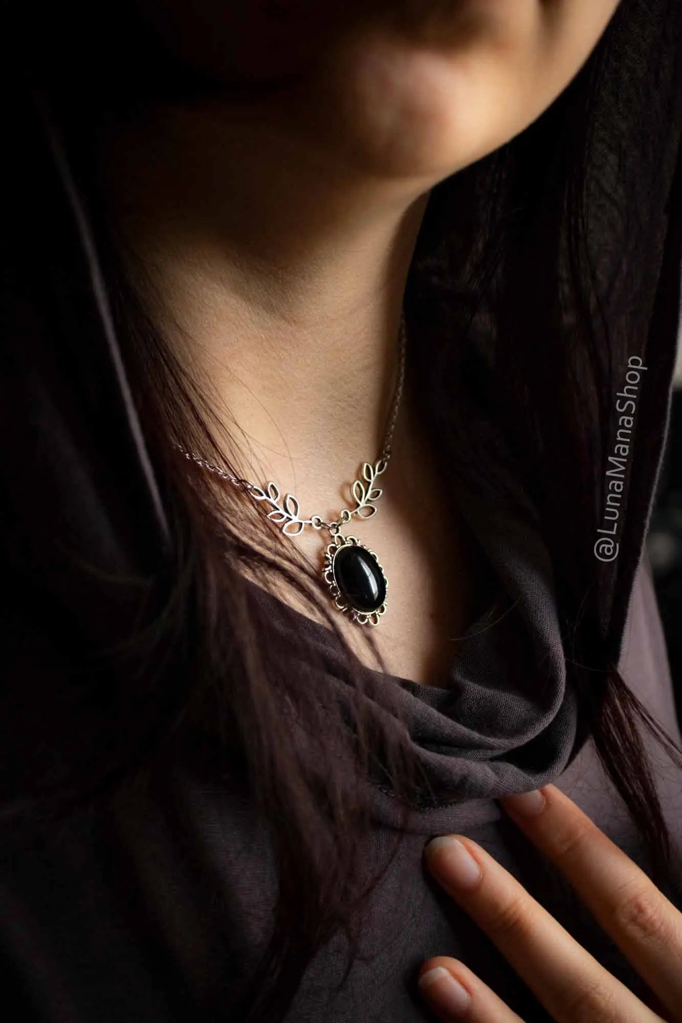 Collier choker Sombre créature en Onyx noire lunamanashop