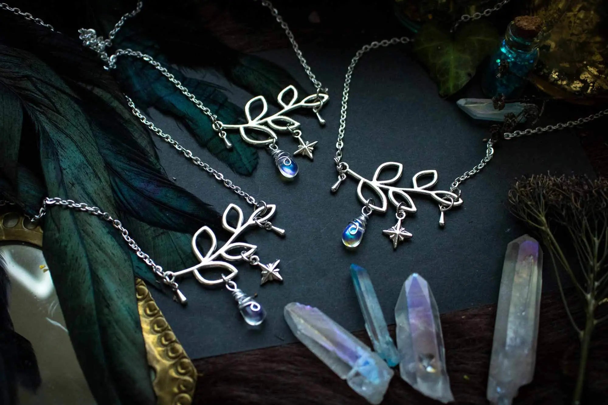 Collier givré enchanté avec branche et goutte de verre lunamanashop