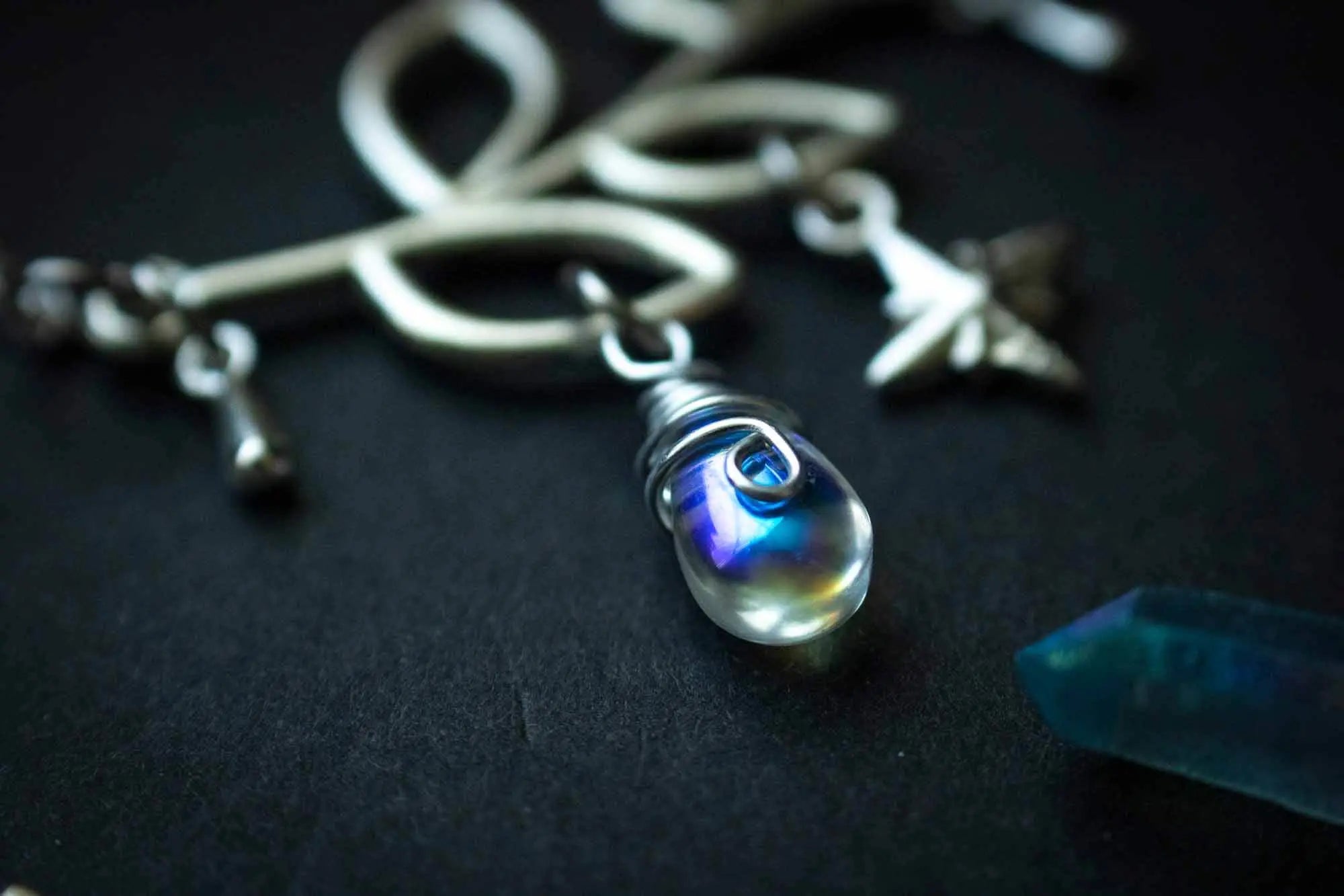 Collier givré enchanté avec branche et goutte de verre lunamanashop