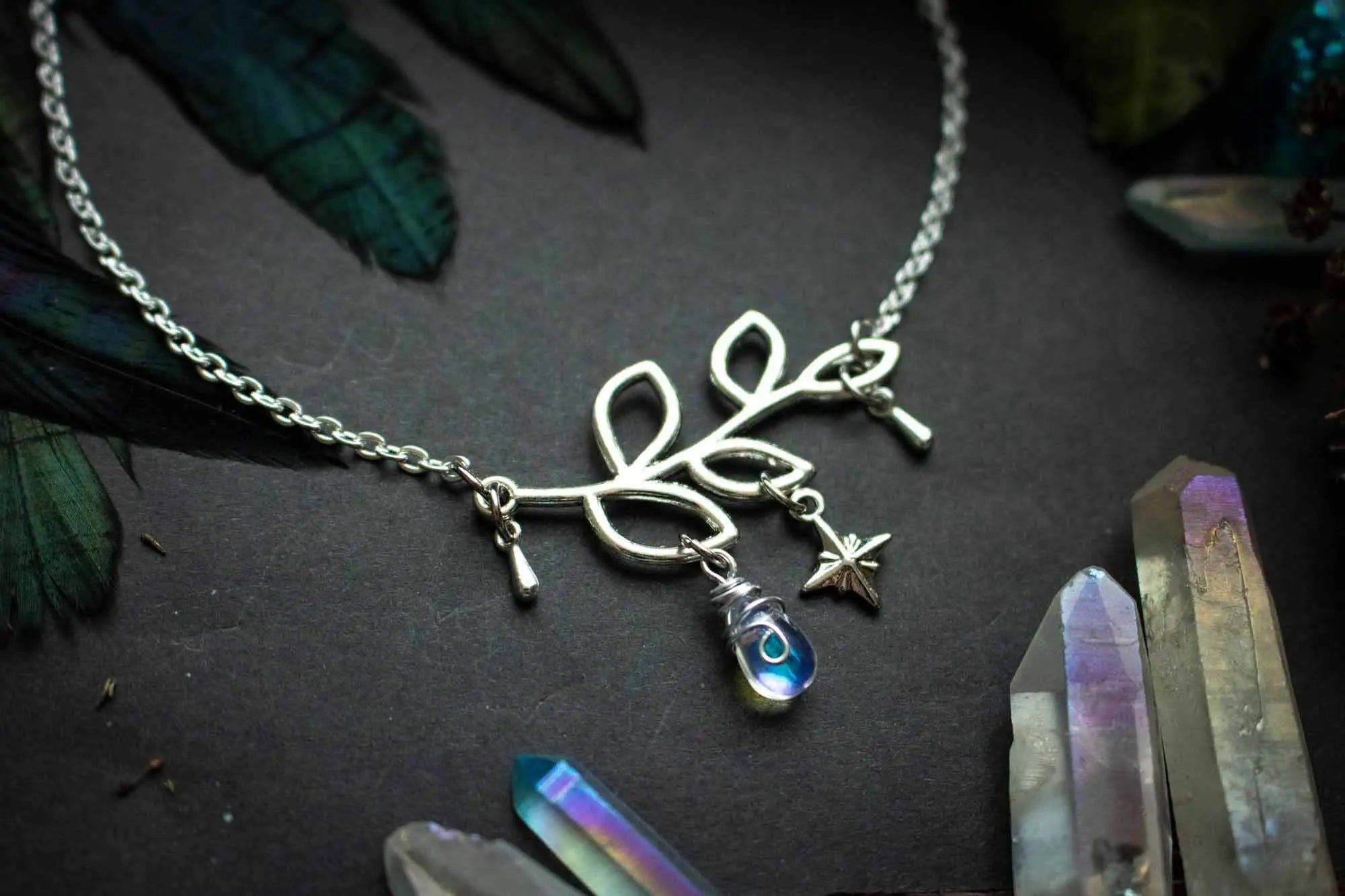 Collier givré enchanté avec branche et goutte de verre lunamanashop