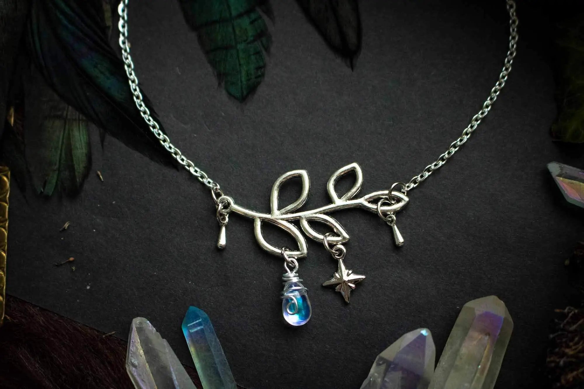 Collier givré enchanté avec branche et goutte de verre lunamanashop