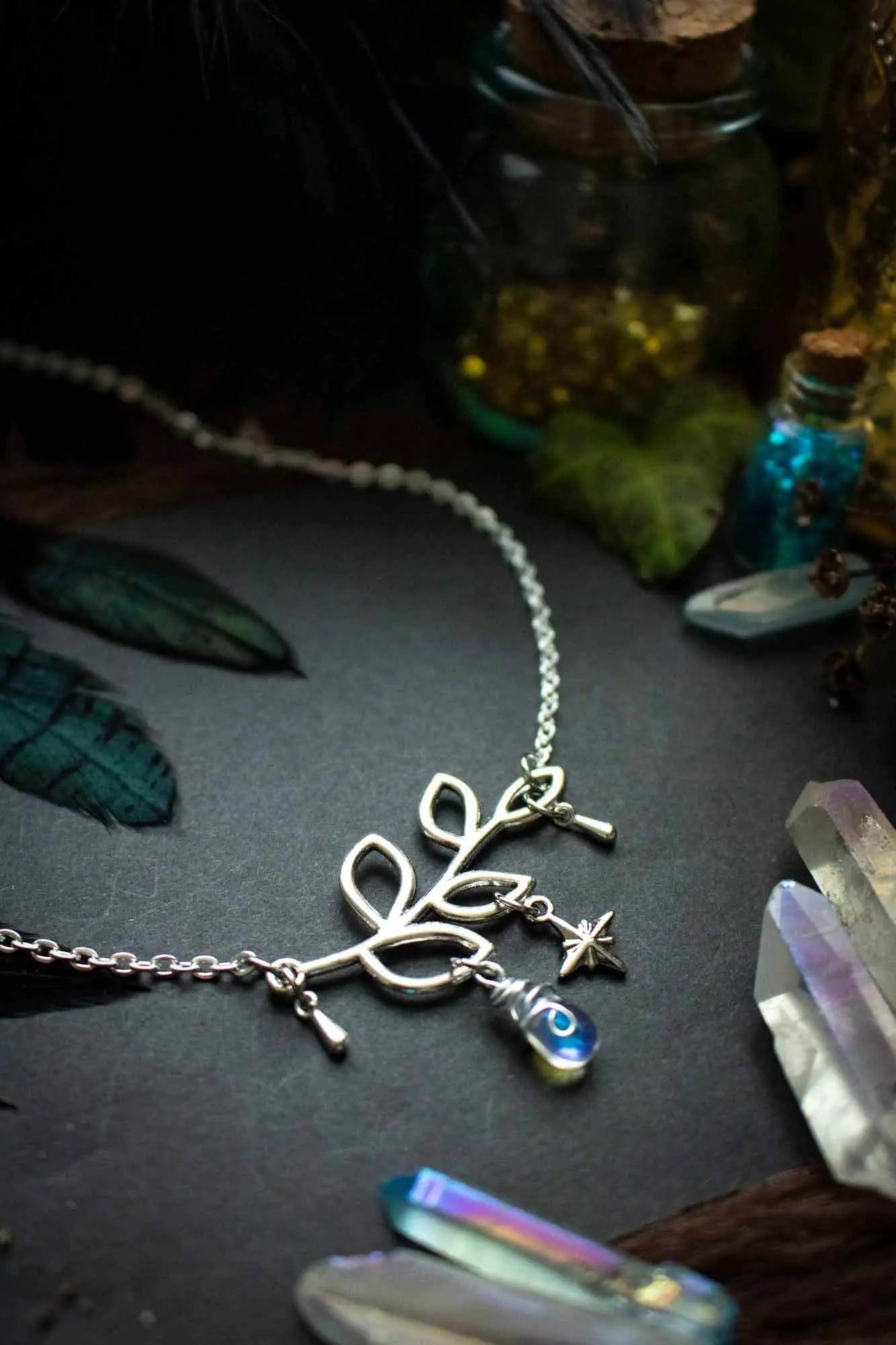 Collier givré enchanté avec branche et goutte de verre lunamanashop