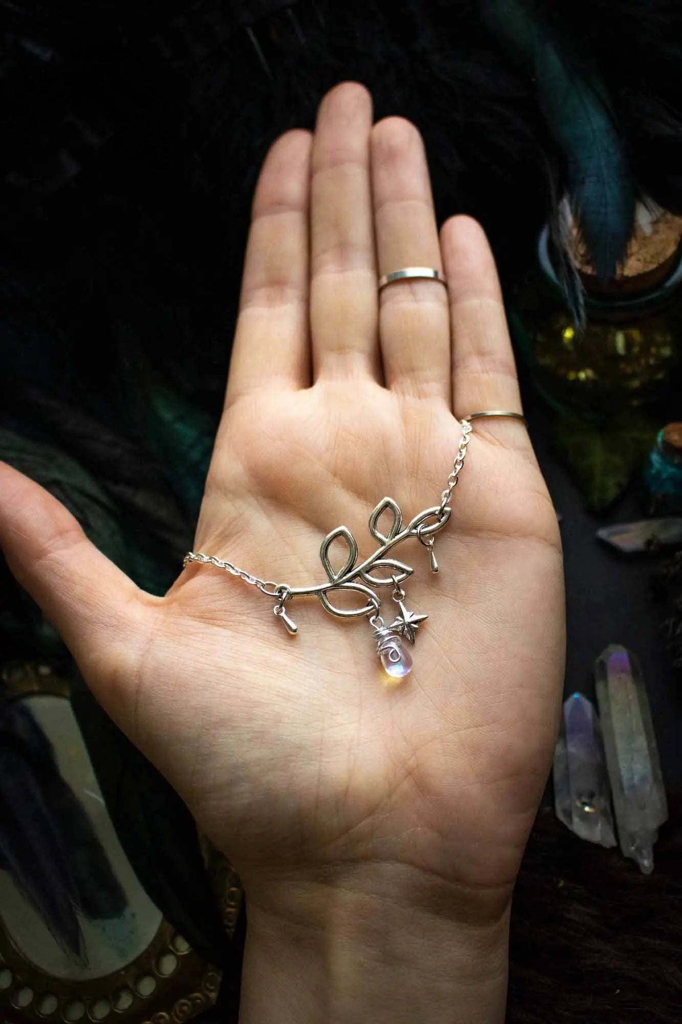 Collier givré enchanté avec branche et goutte de verre lunamanashop
