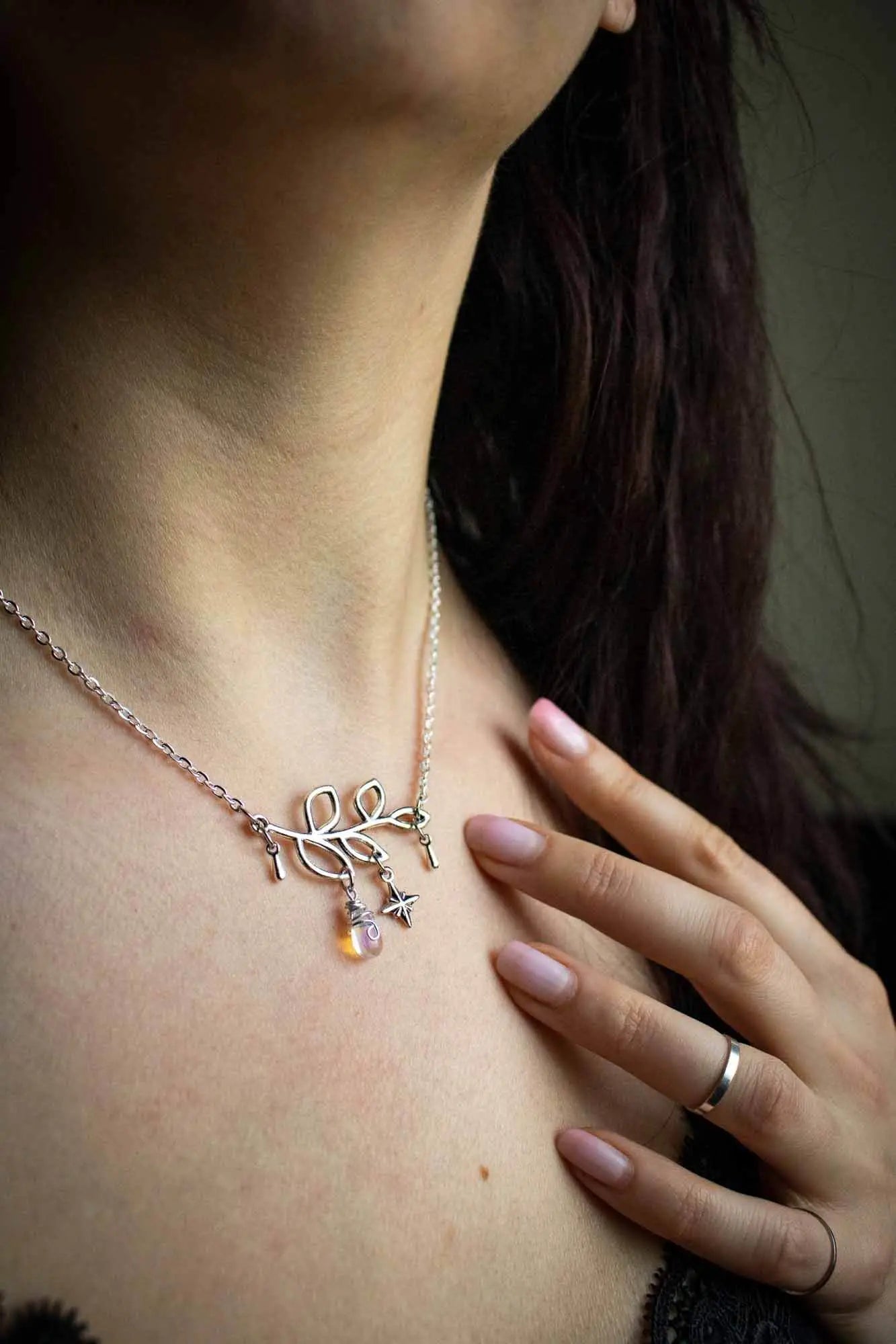 Collier givré enchanté avec branche et goutte de verre lunamanashop