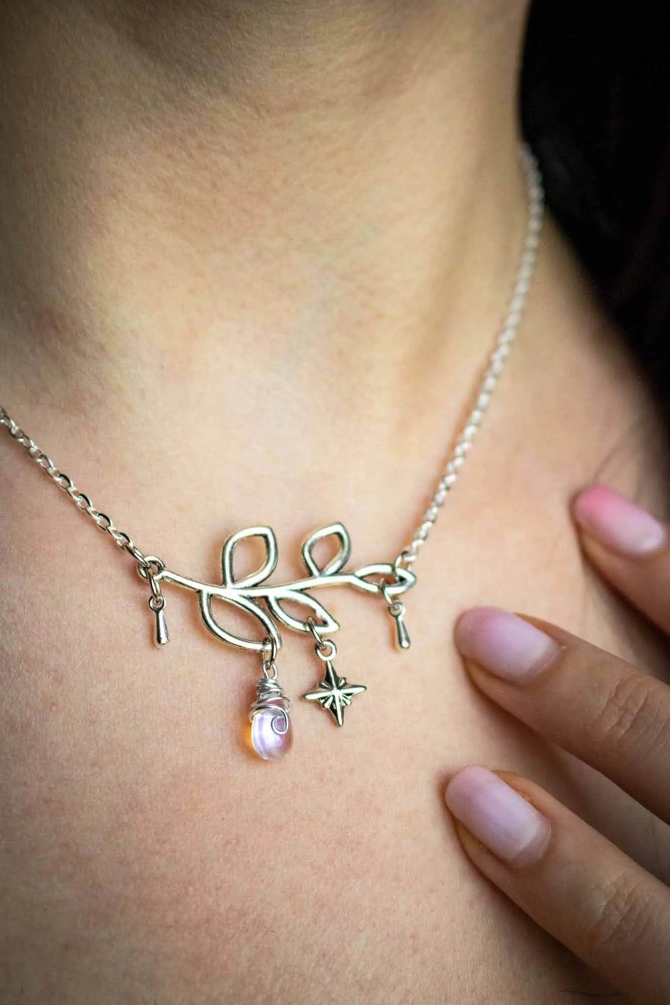 Collier givré enchanté avec branche et goutte de verre lunamanashop