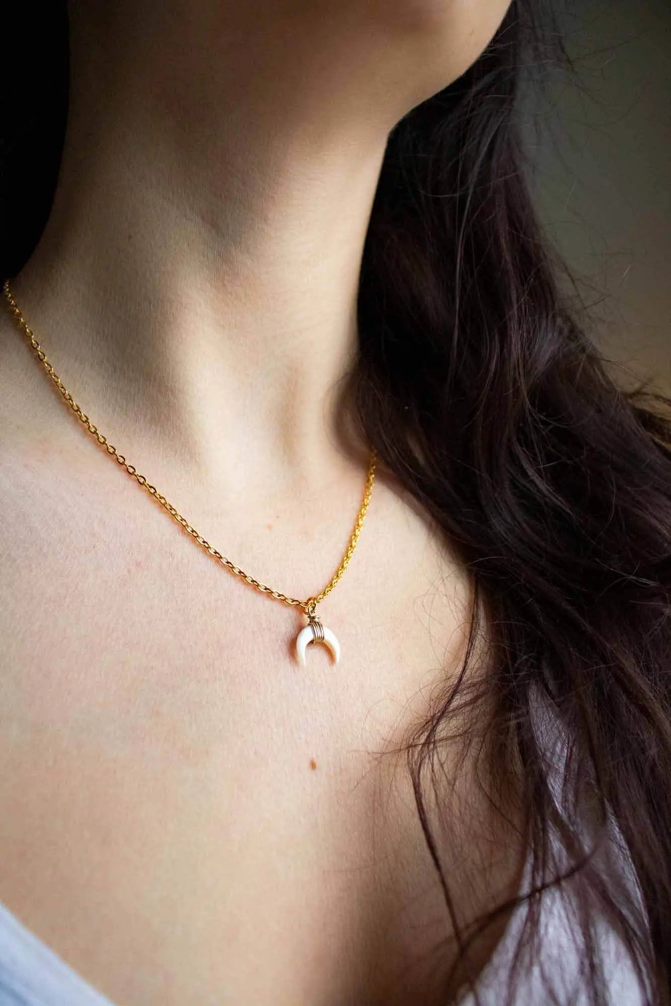 Collier pendentif en Lune de Nacre doré ou argenté lunamanashop
