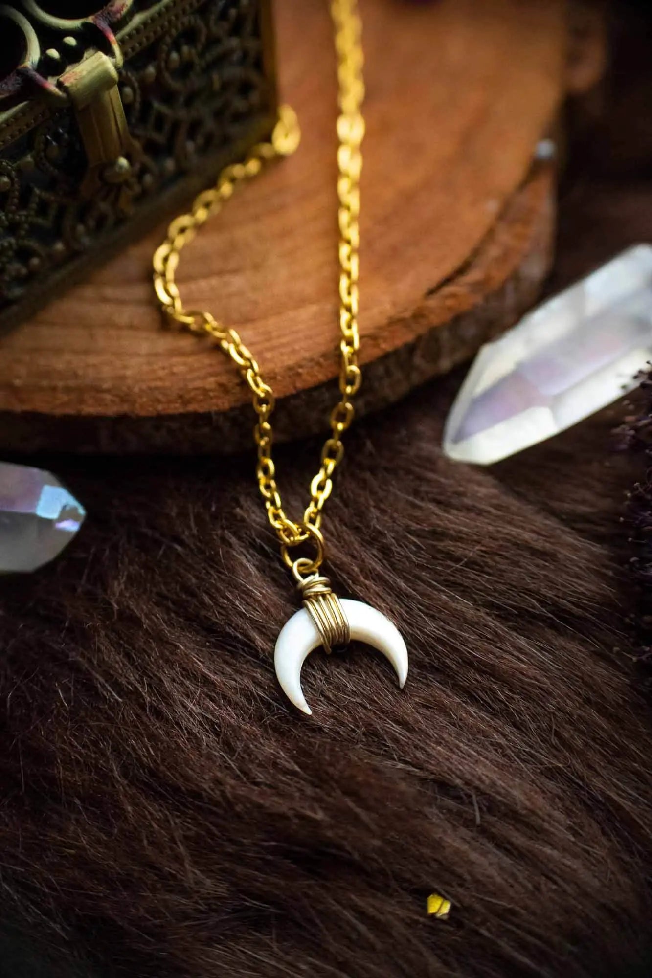 Collier pendentif en Lune de Nacre doré ou argenté lunamanashop
