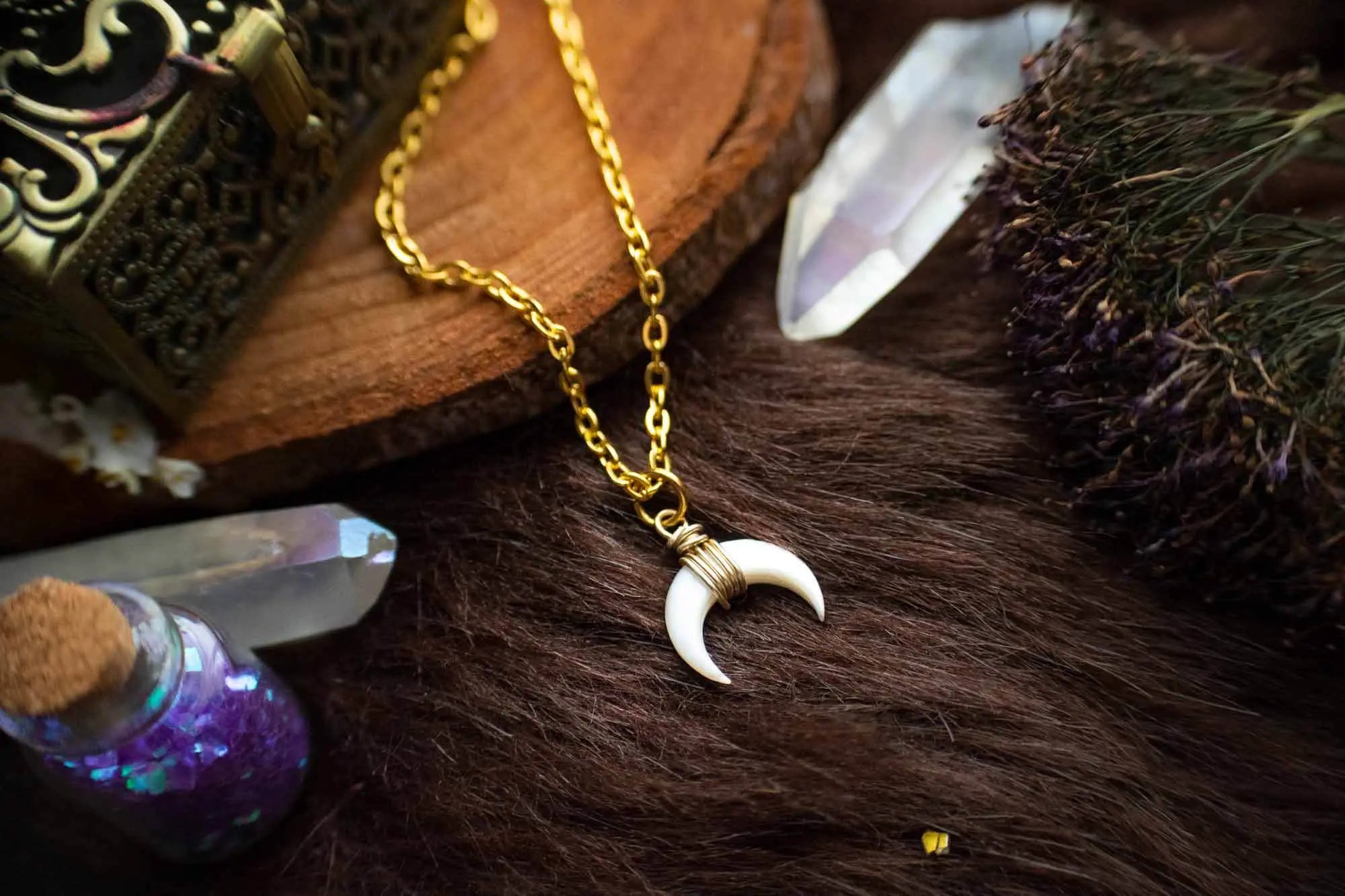 Collier pendentif en Lune de Nacre doré ou argenté lunamanashop