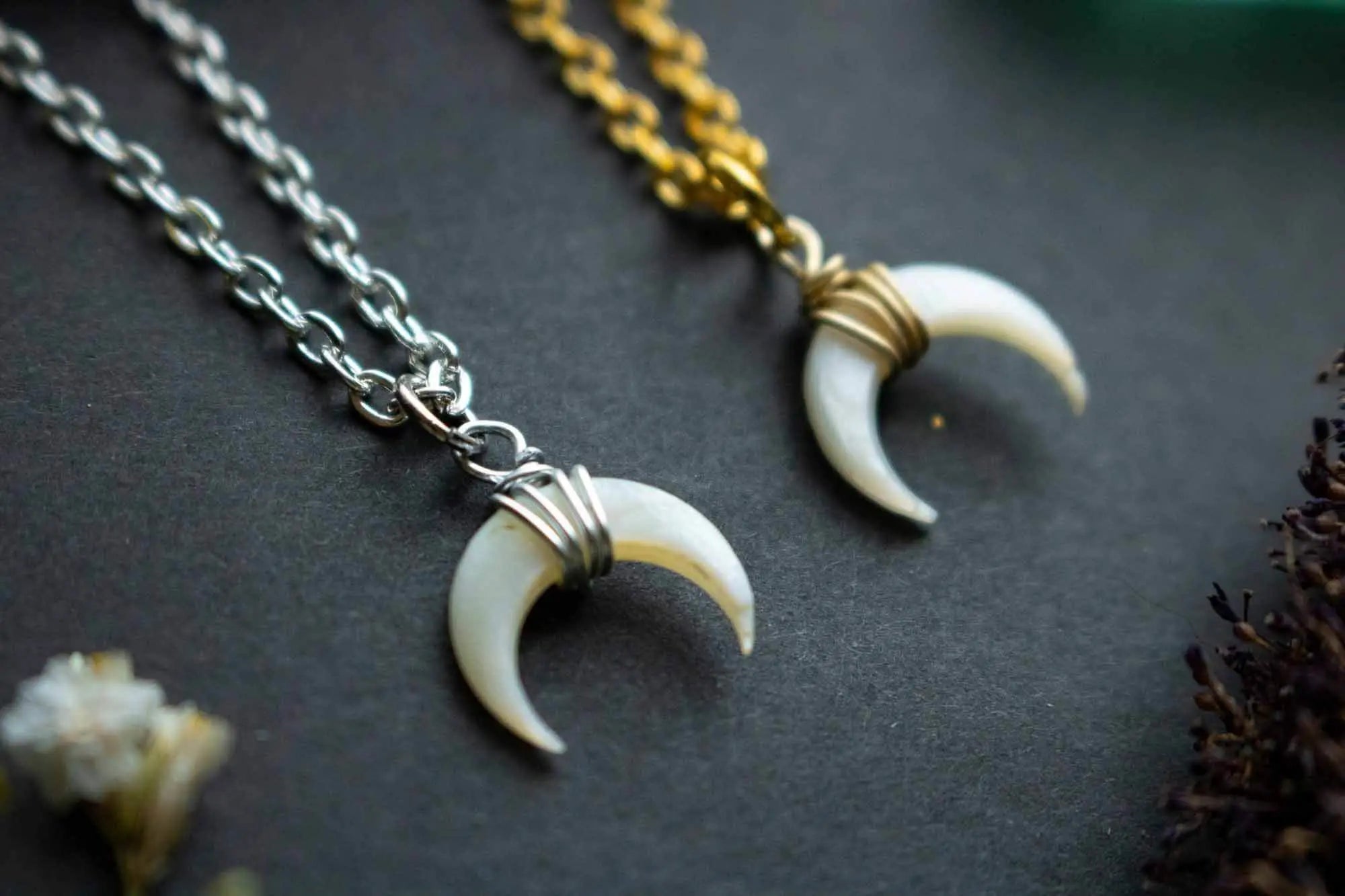 Collier pendentif en Lune de Nacre doré ou argenté lunamanashop