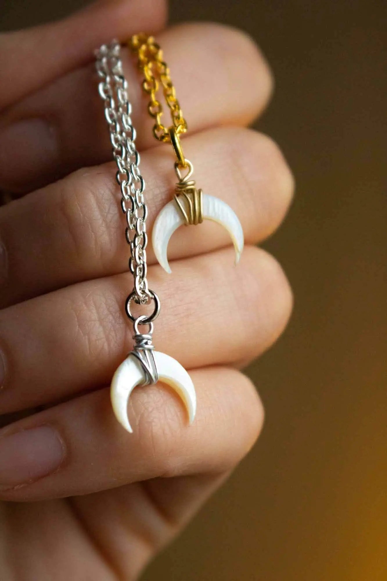 Collier pendentif en Lune de Nacre doré ou argenté lunamanashop