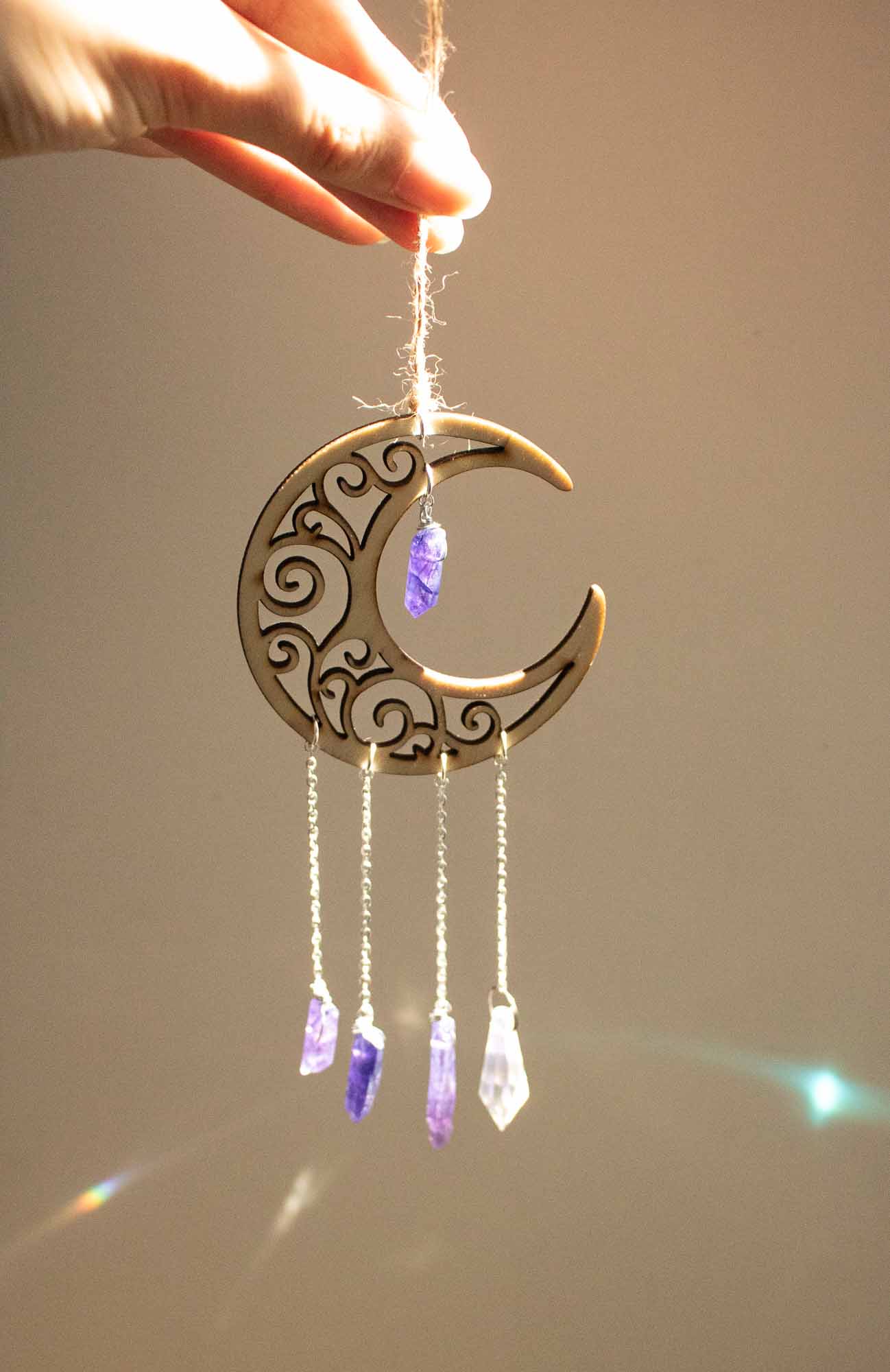 Décoration Sun catcher Lune en bois et Cristaux colorés lunamanashop
