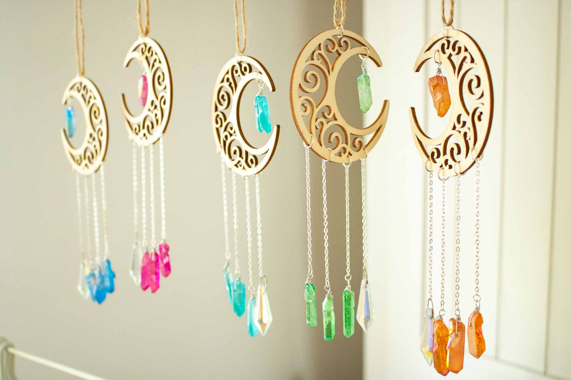 Décoration Sun catcher Lune en bois et Cristaux colorés lunamanashop
