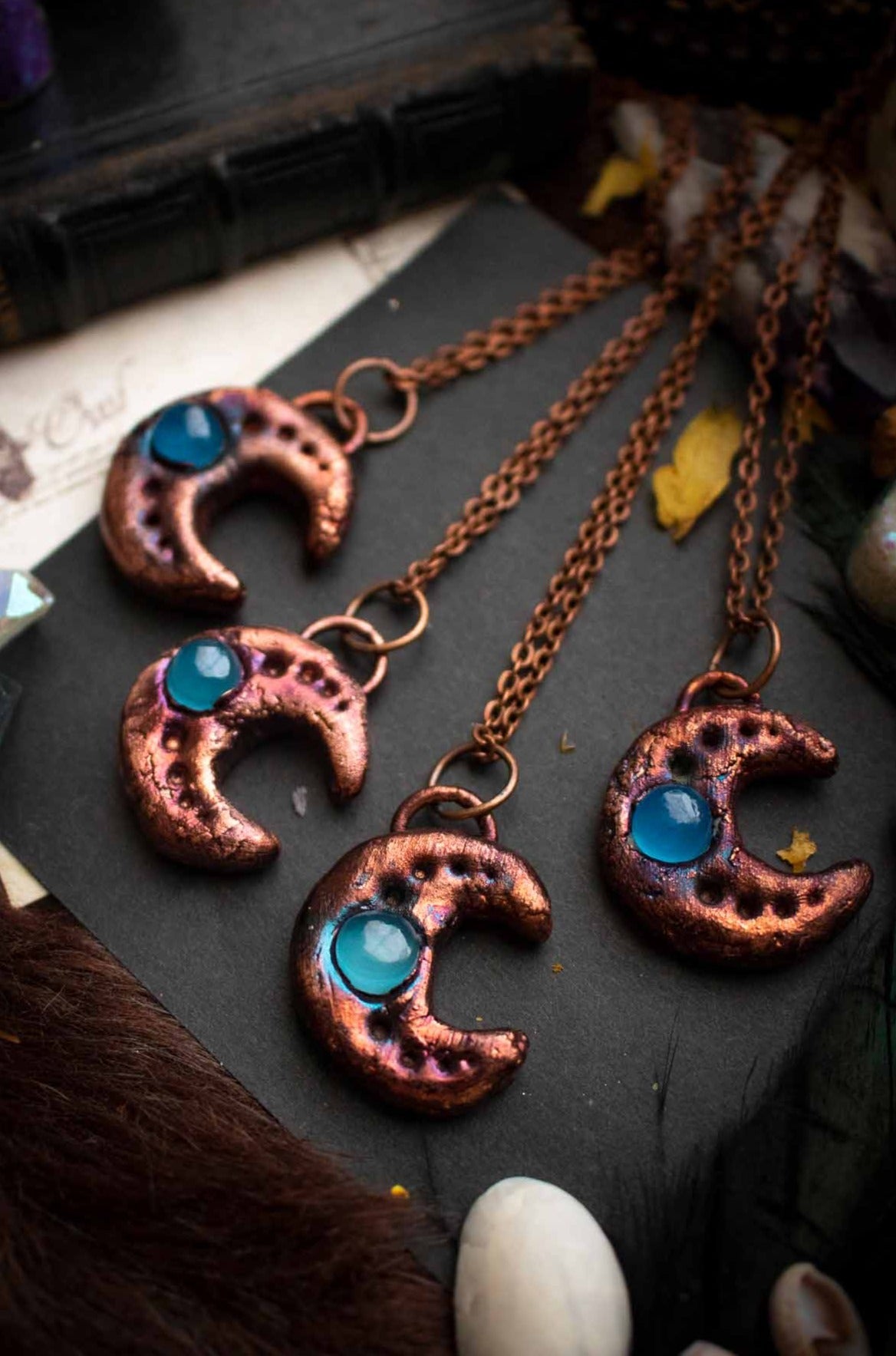 Pendentif "Clair de Lune" en Calcédoine bleue électroformée lunamanashop
