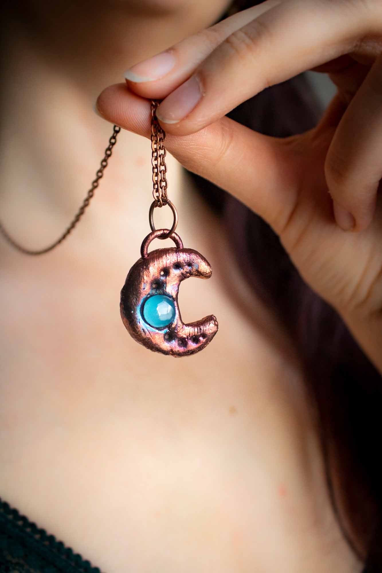 Pendentif "Clair de Lune" en Calcédoine bleue électroformée lunamanashop