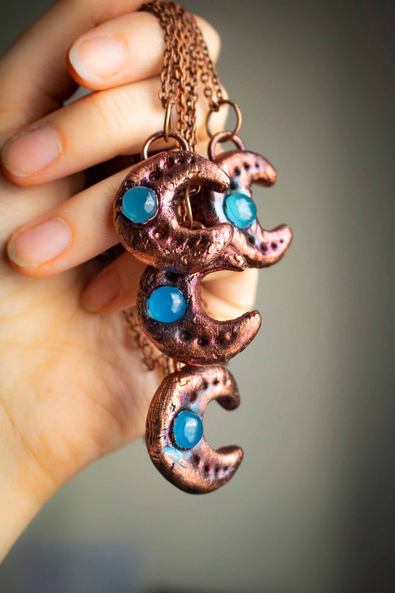 Pendentif "Clair de Lune" en Calcédoine bleue électroformée lunamanashop