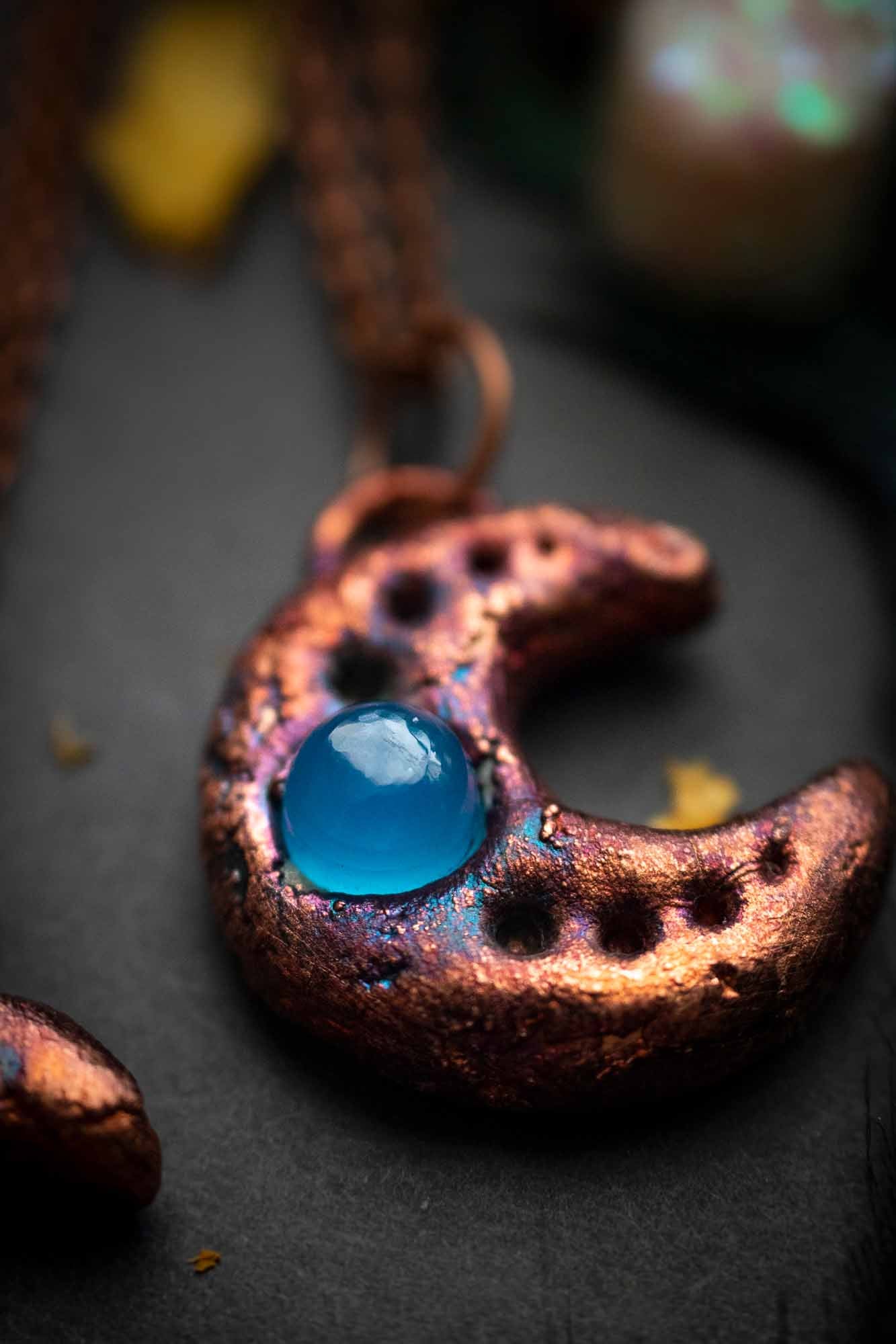 Pendentif "Clair de Lune" en Calcédoine bleue électroformée lunamanashop