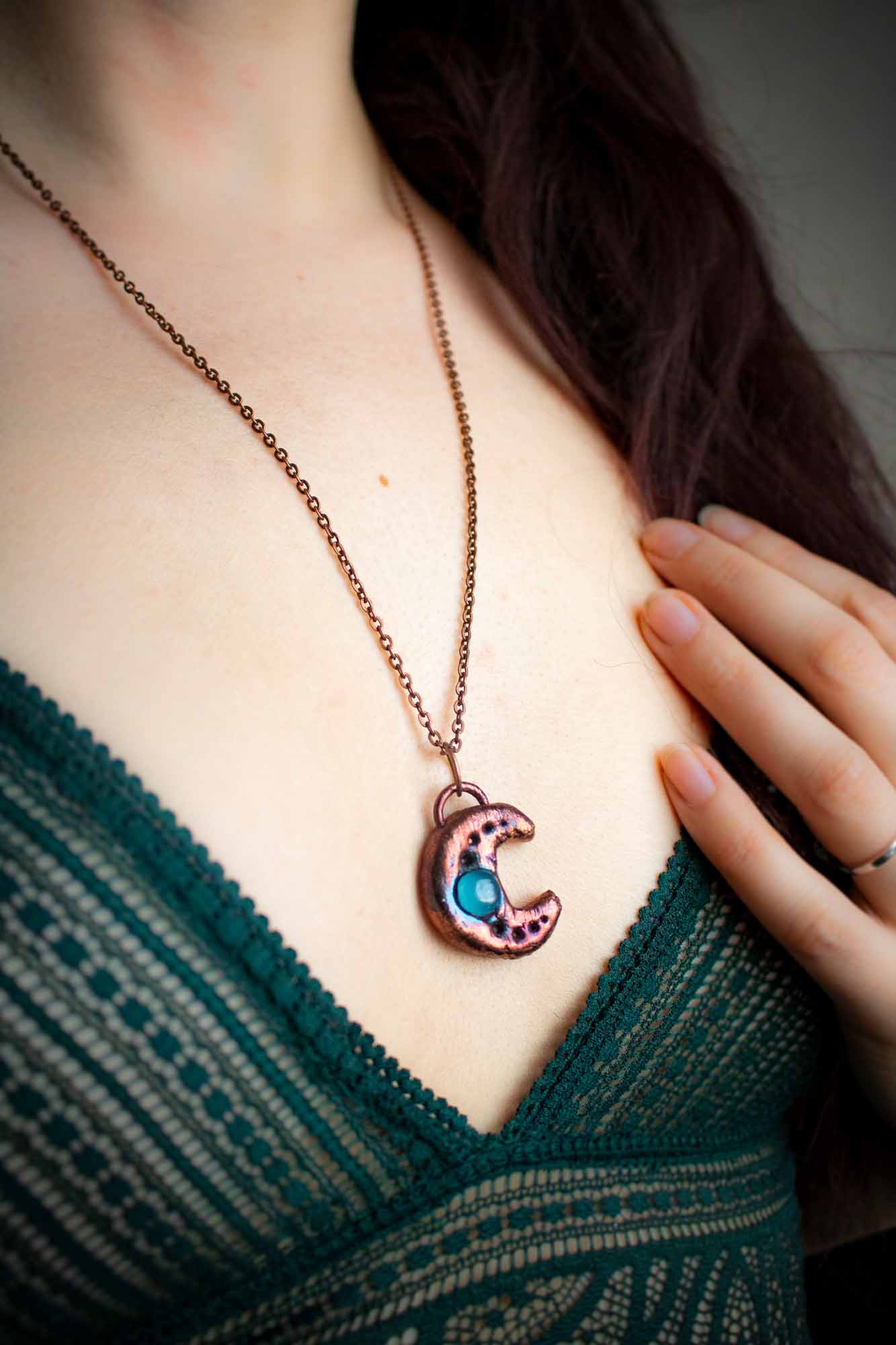 Pendentif "Clair de Lune" en Calcédoine bleue électroformée lunamanashop