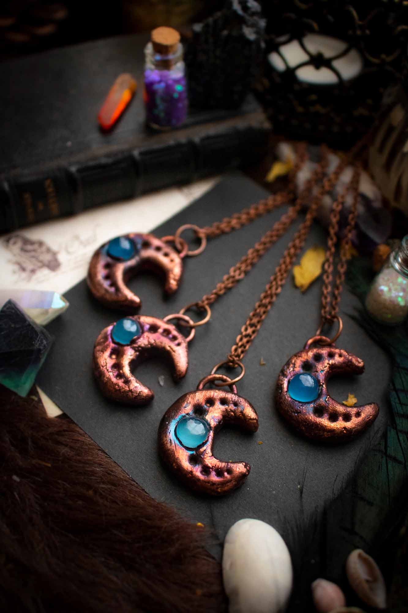 Pendentif "Clair de Lune" en Calcédoine bleue électroformée lunamanashop