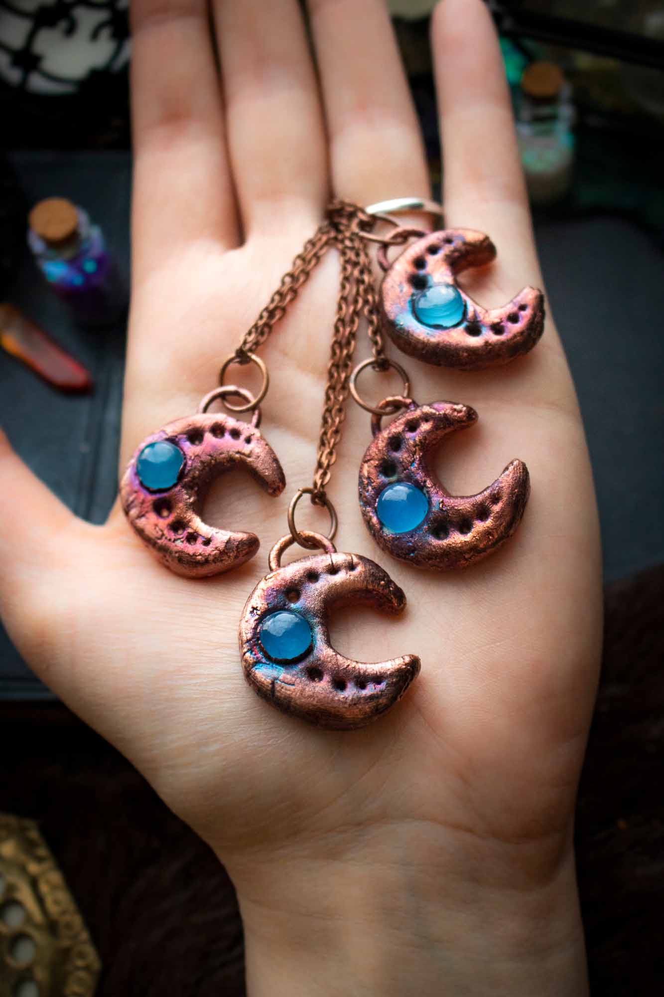 Pendentif "Clair de Lune" en Calcédoine bleue électroformée lunamanashop