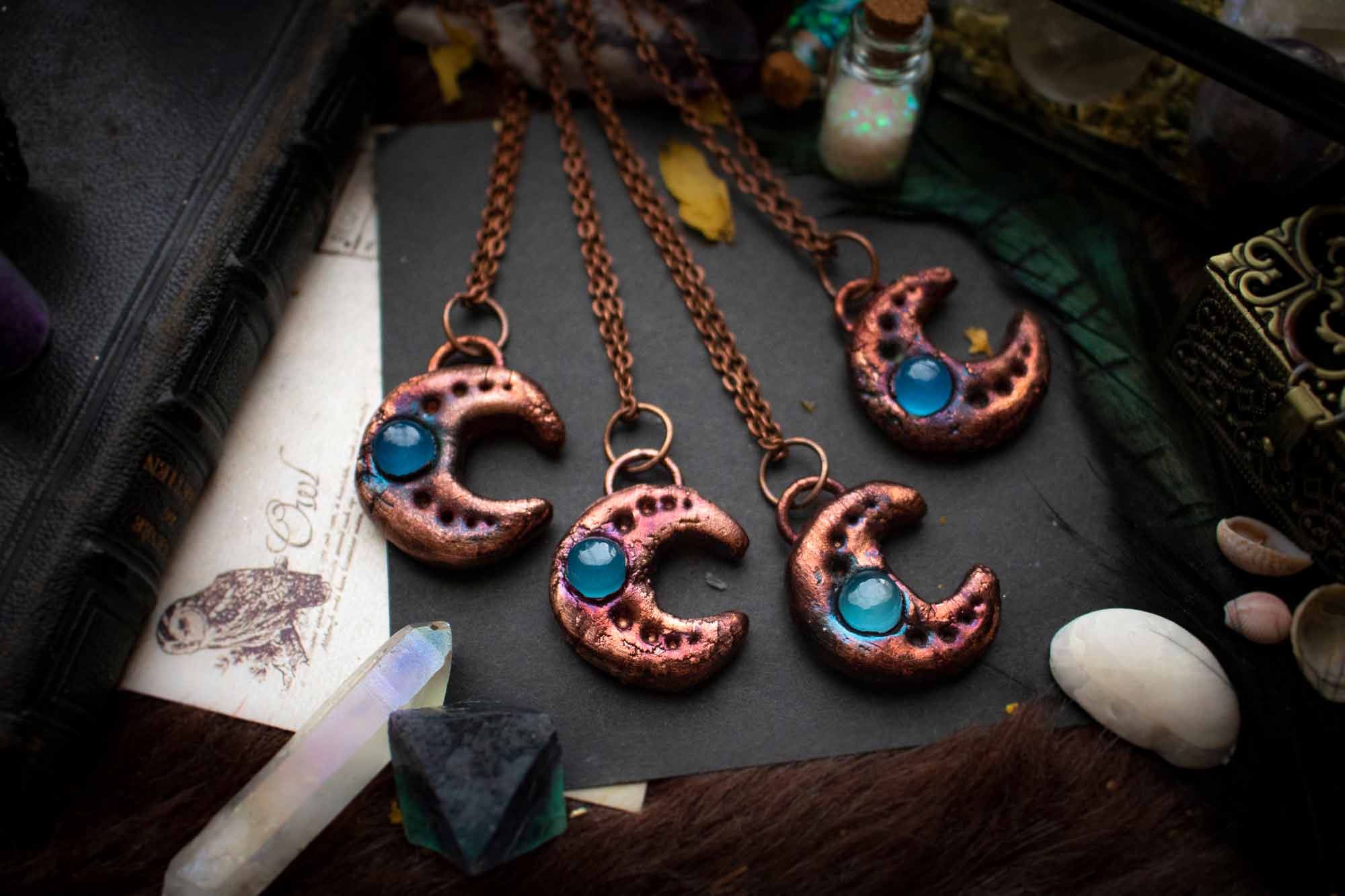 Pendentif "Clair de Lune" en Calcédoine bleue électroformée lunamanashop