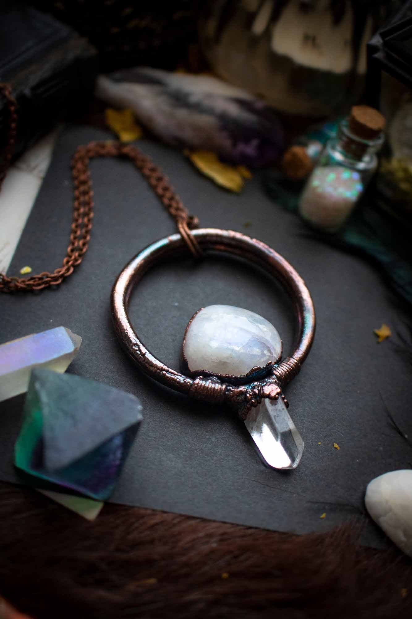 Pendentif "Éclat de lune" en Labradorite blanche électroformée lunamanashop