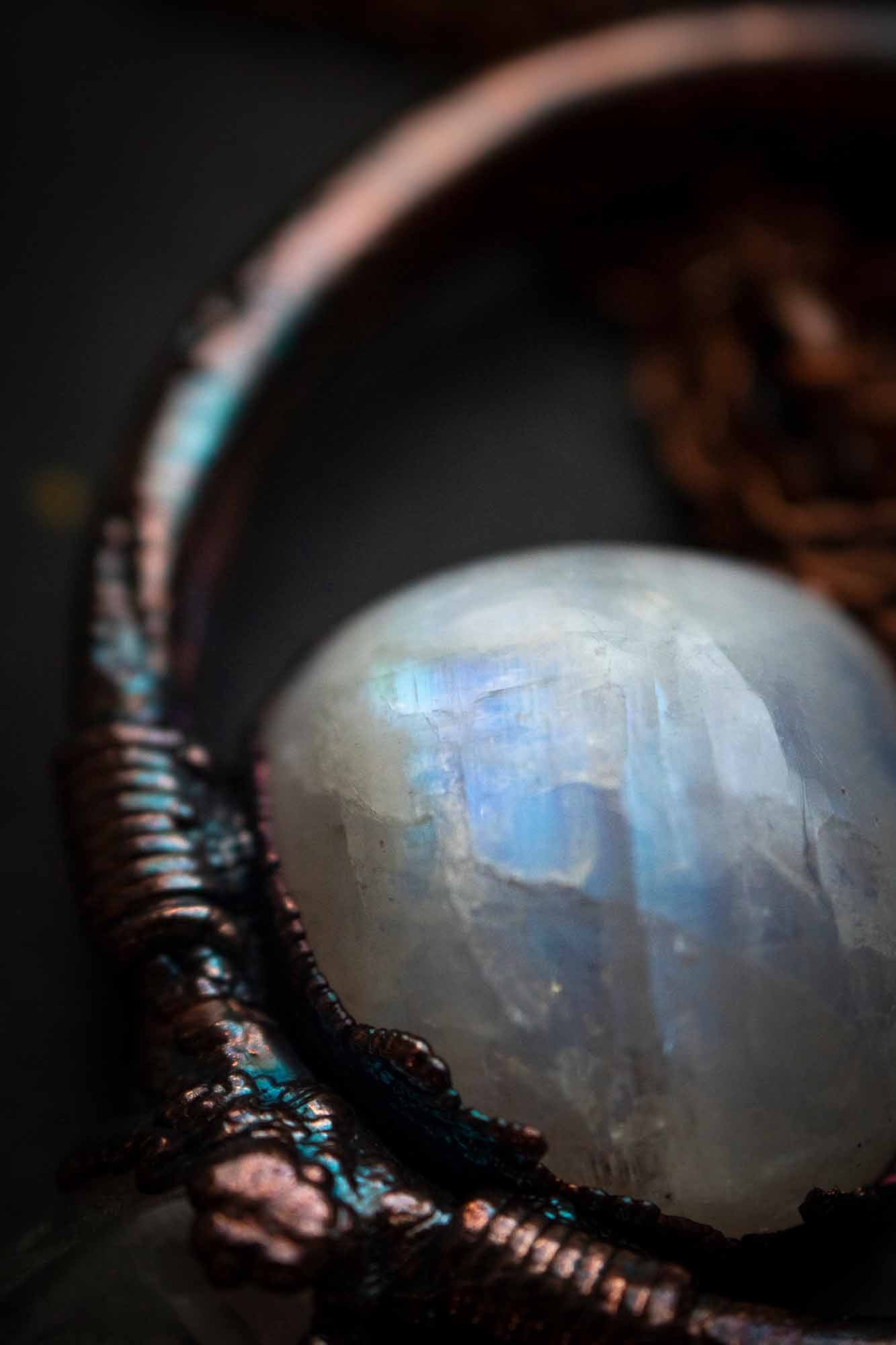 Pendentif "Éclat de lune" en Labradorite blanche électroformée lunamanashop