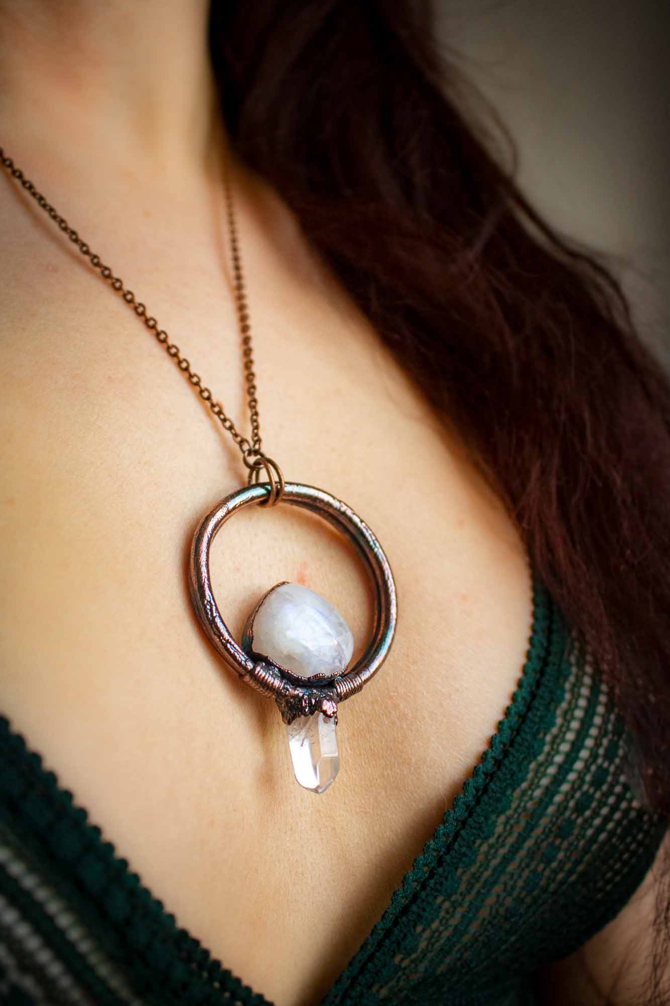Pendentif "Éclat de lune" en Labradorite blanche électroformée lunamanashop
