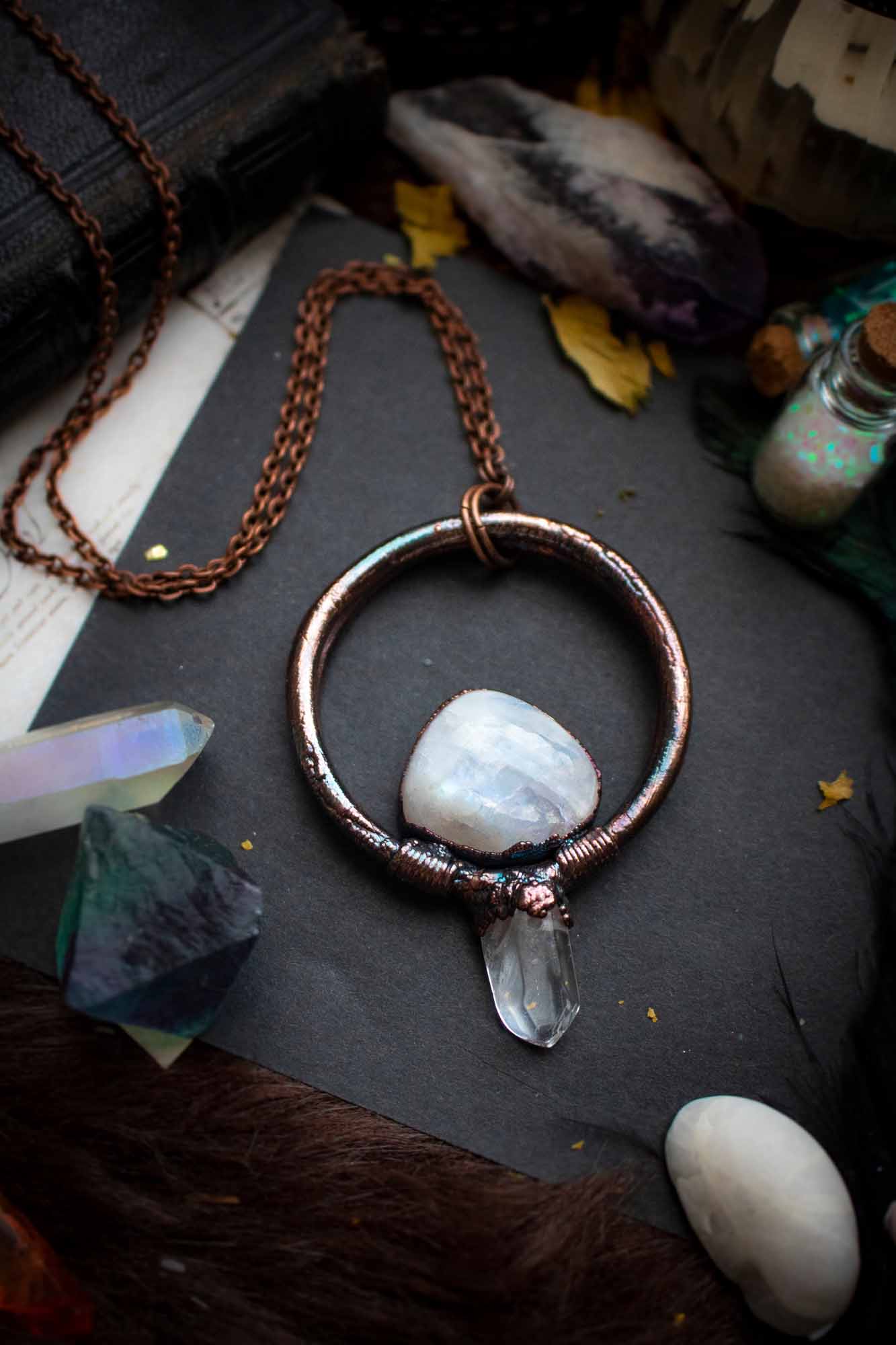 Pendentif "Éclat de lune" en Labradorite blanche électroformée lunamanashop