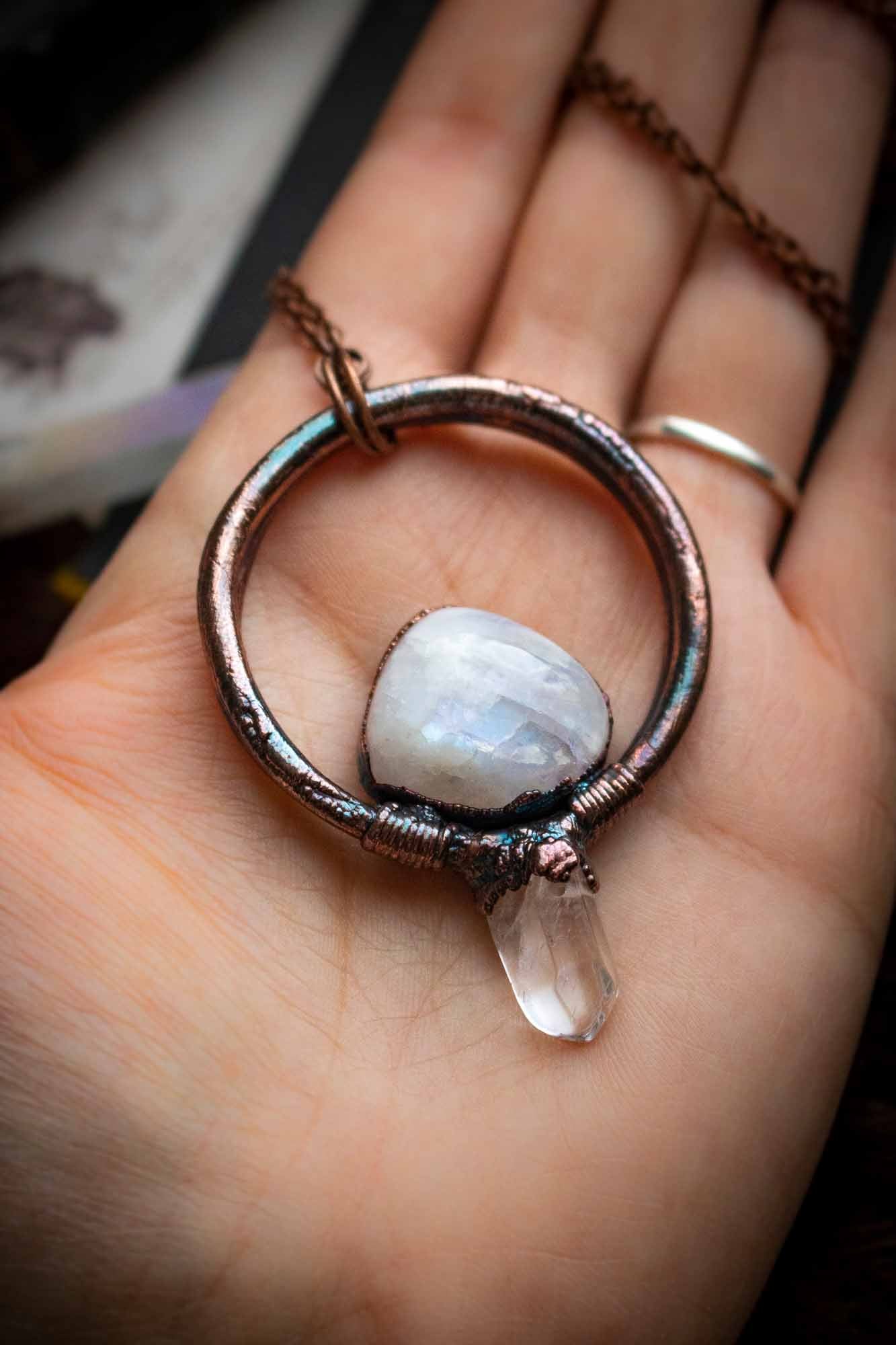Pendentif "Éclat de lune" en Labradorite blanche électroformée lunamanashop