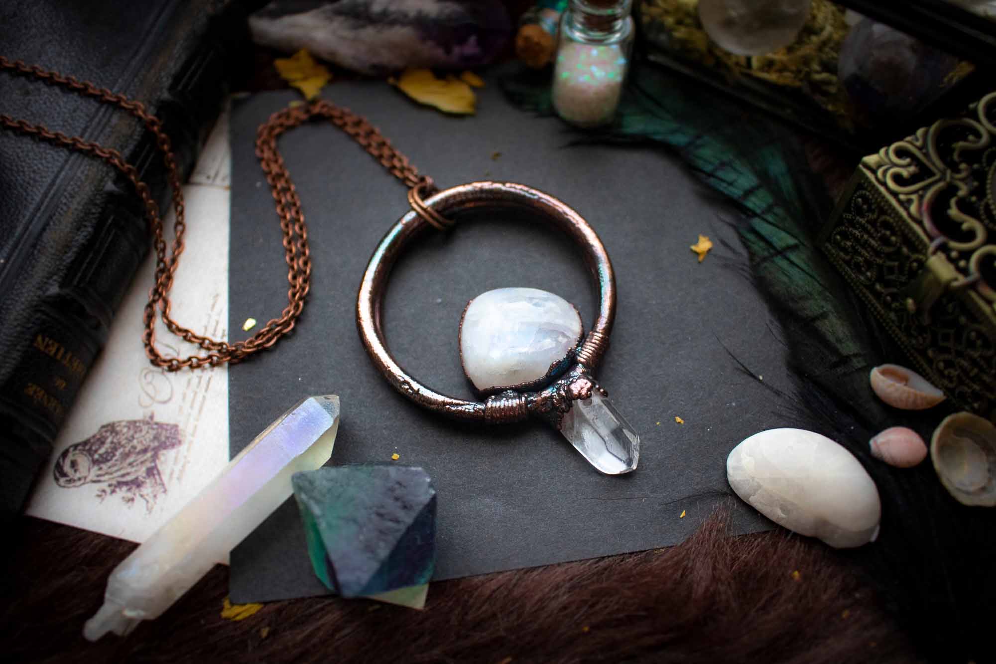 Pendentif "Éclat de lune" en Labradorite blanche électroformée lunamanashop