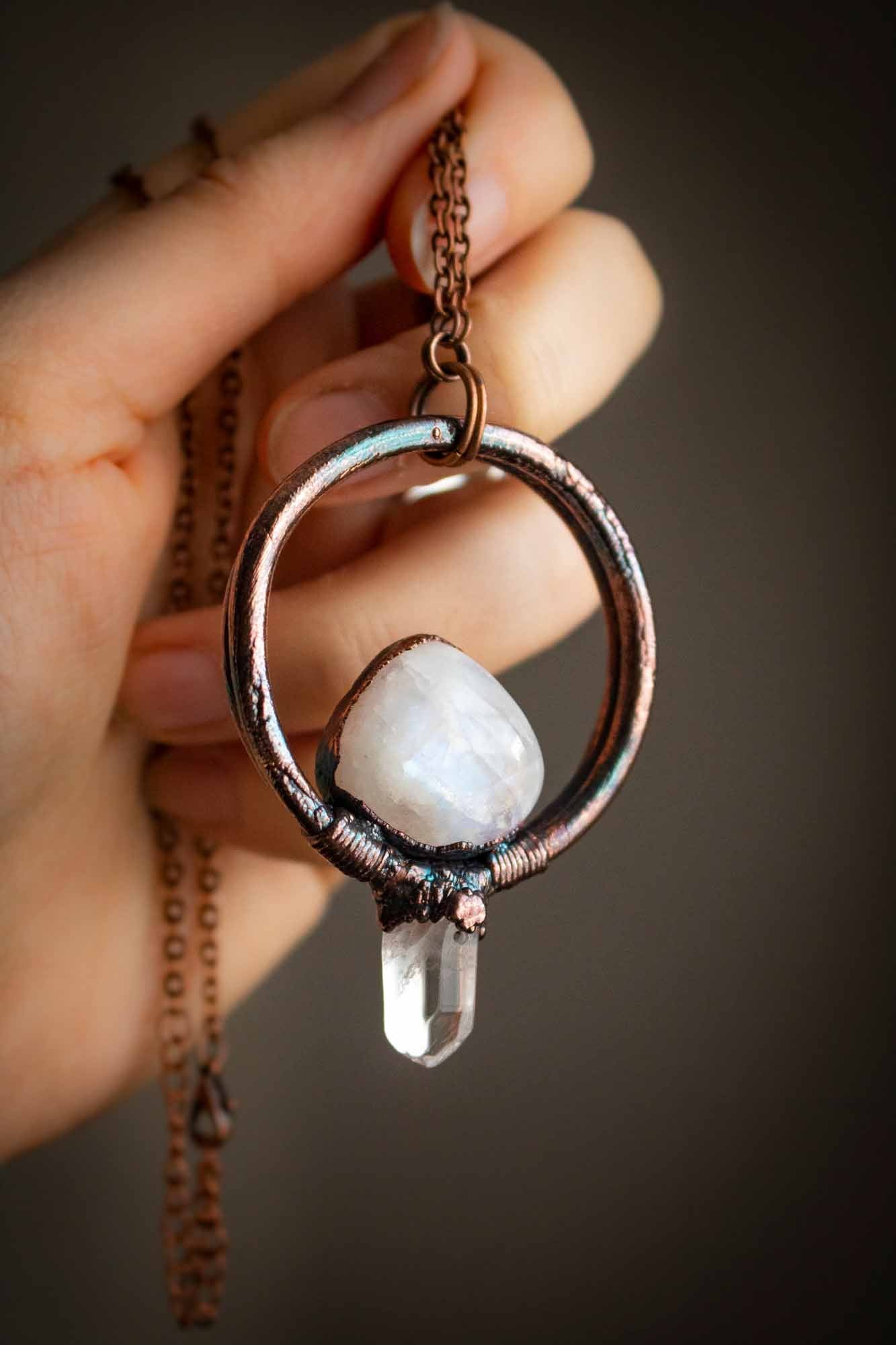 Pendentif "Éclat de lune" en Labradorite blanche électroformée lunamanashop