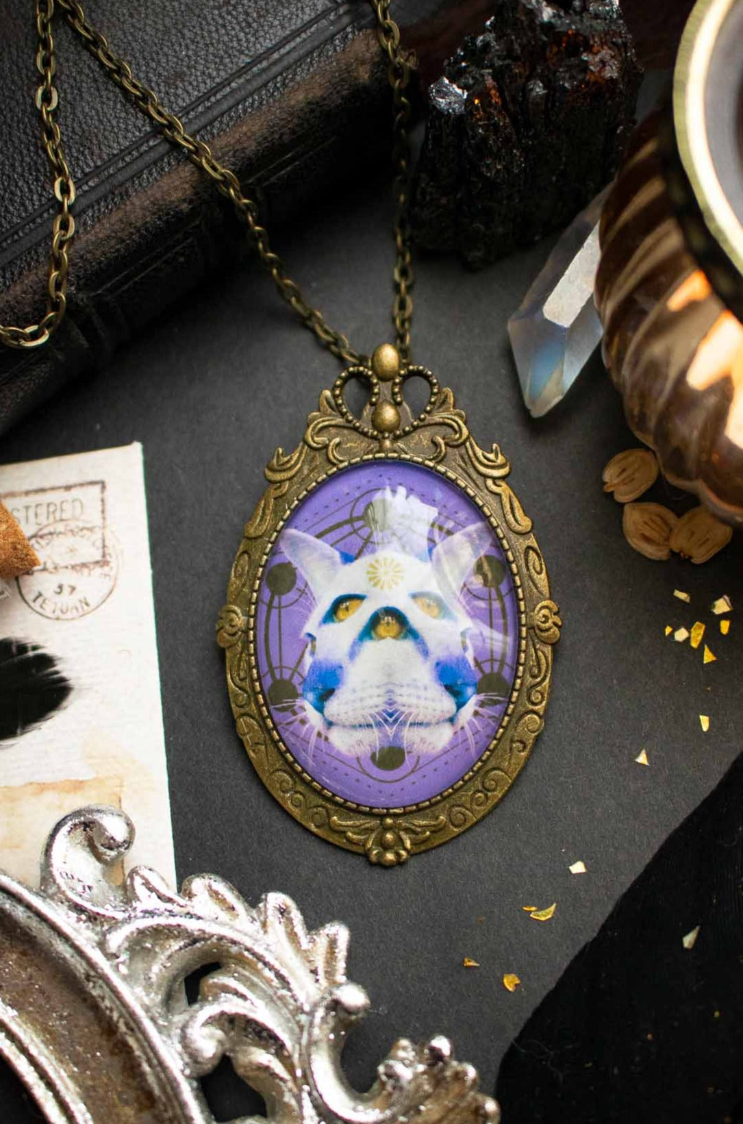 Pendentif chat runique violet avec cabochon lunamanashop