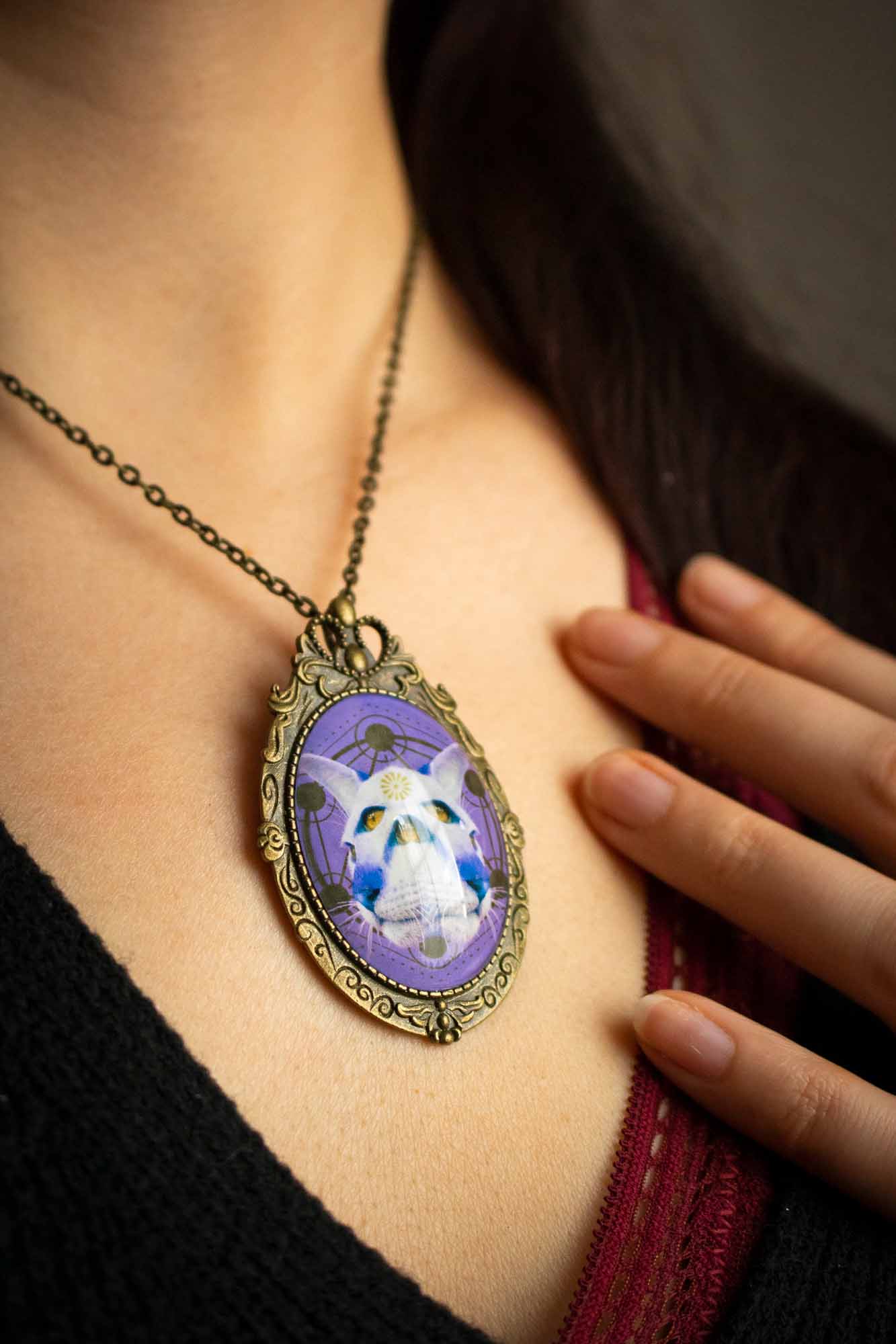 Pendentif chat runique violet avec cabochon lunamanashop