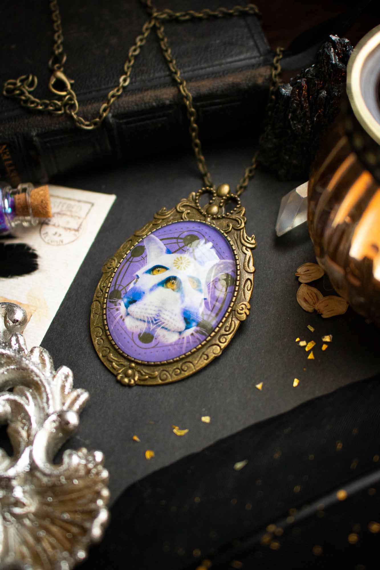 Pendentif chat runique violet avec cabochon lunamanashop