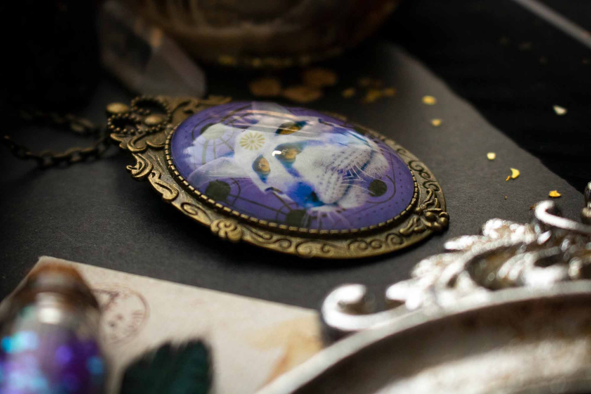 Pendentif chat runique violet avec cabochon lunamanashop