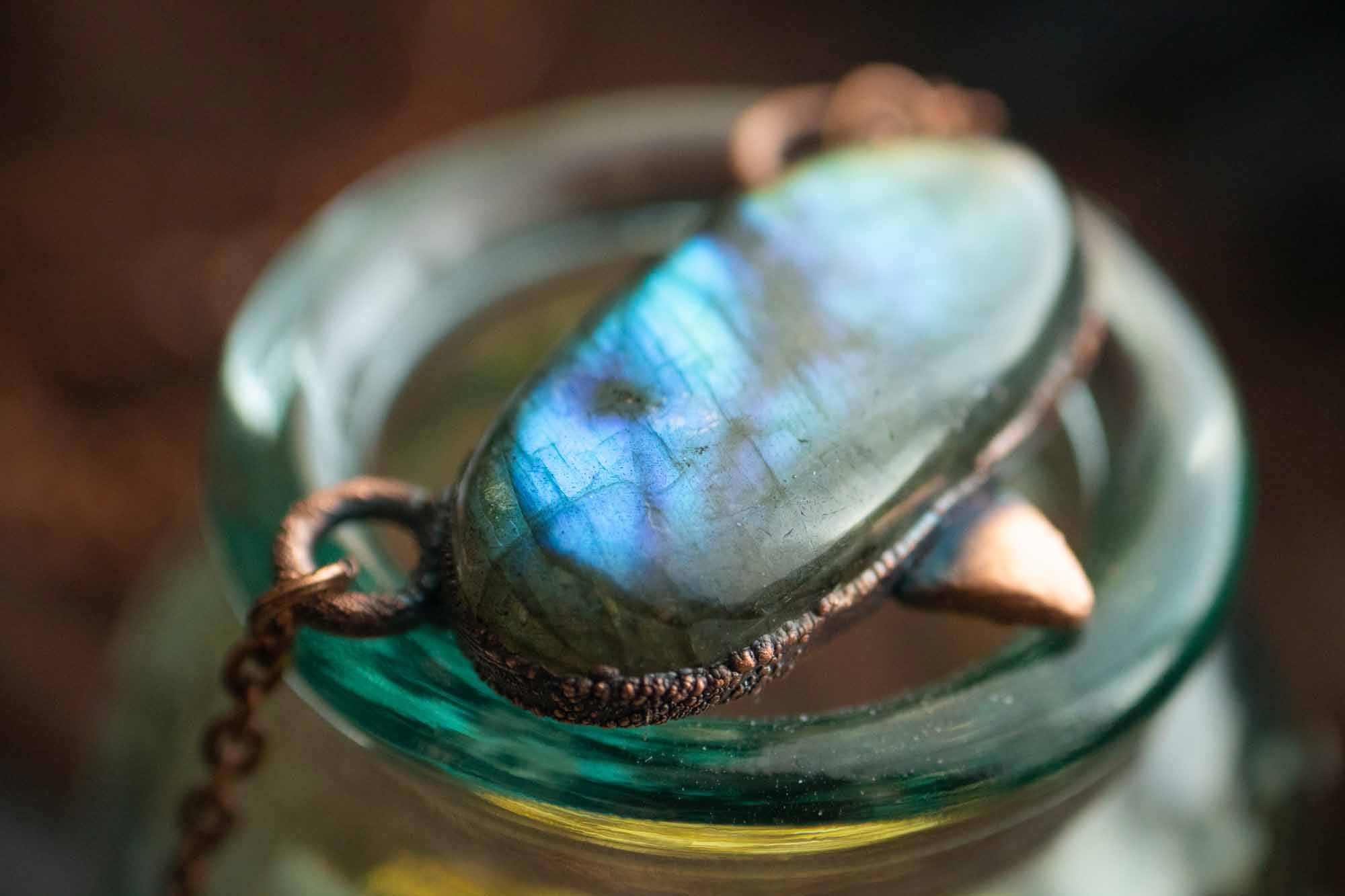 Pendentif en Labradorite bleue ovale électroformé lunamanashop