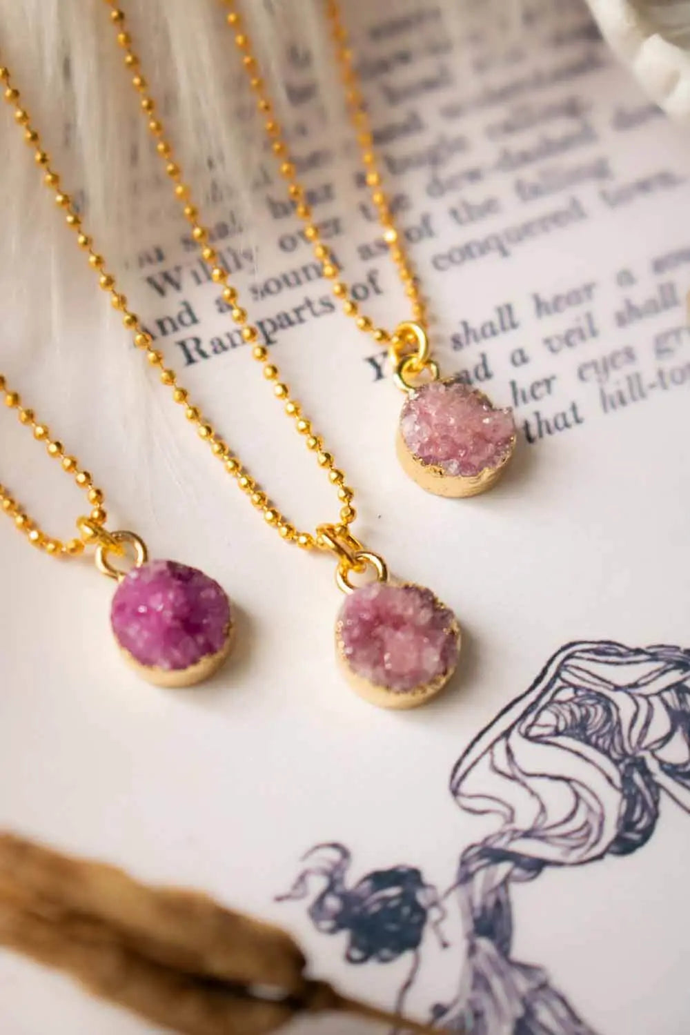 Pendentif Agate Dulcea et chaîne en laiton doré lunamanashop