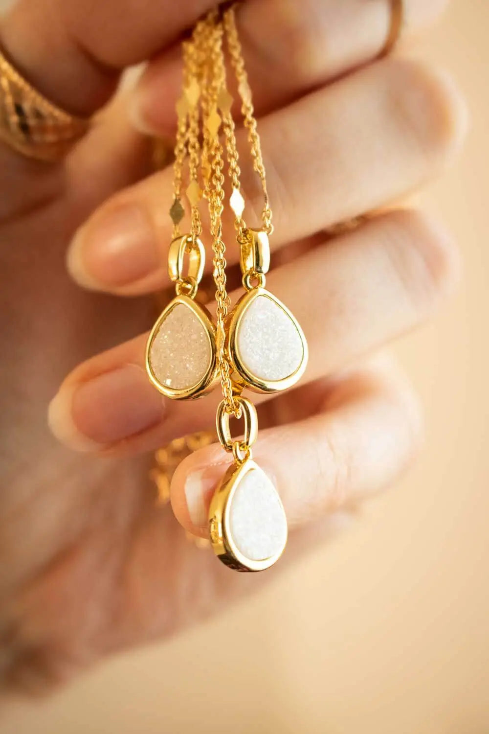 Pendentif Agate Edelyana et chaîne en laiton doré lunamanashop