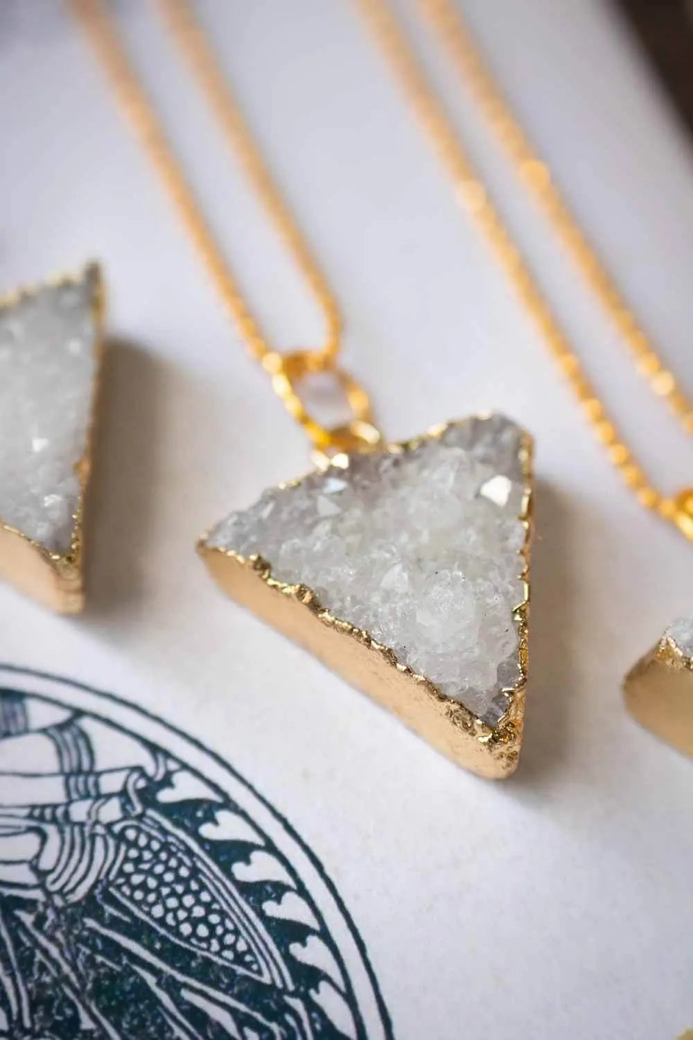 Pendentif Agate Ohasis chaîne en laiton doré lunamanashop