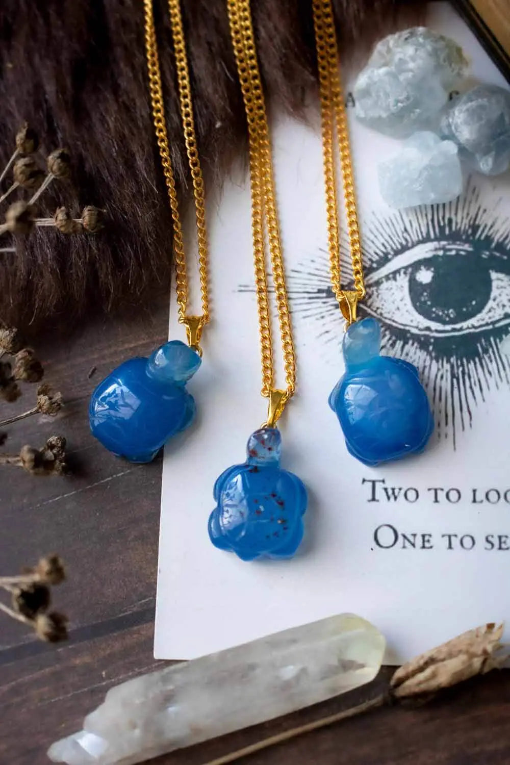 Pendentif Agate bleutée Idaia et chaîne en laiton doré lunamanashop