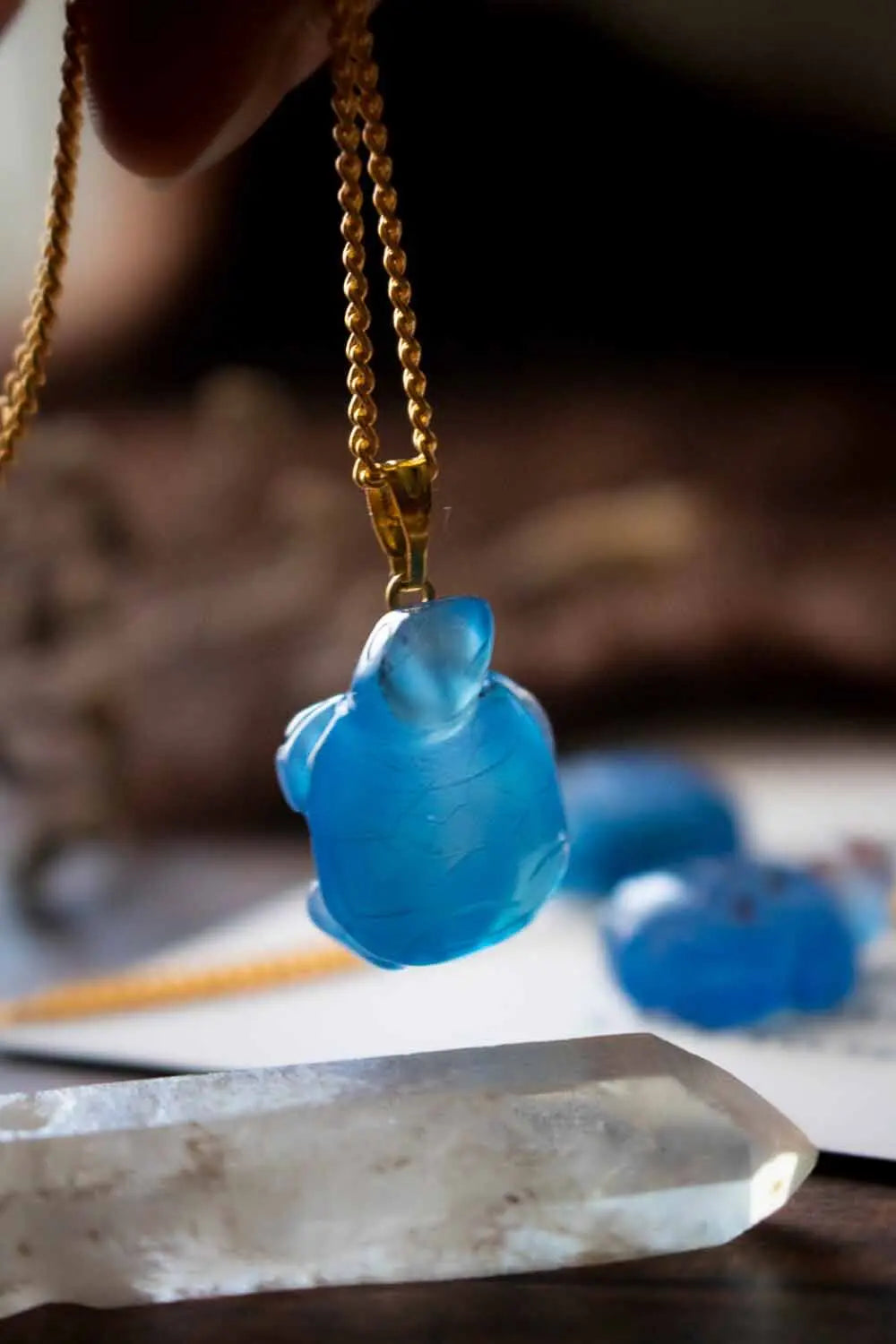 Pendentif Agate bleutée Idaia et chaîne en laiton doré lunamanashop
