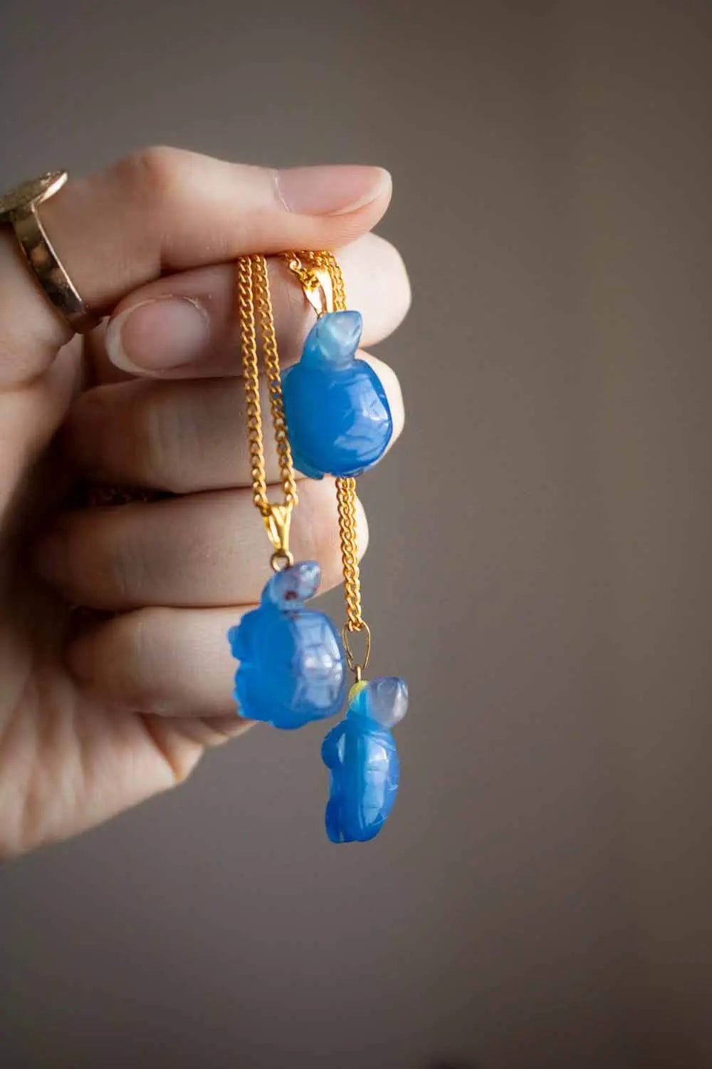 Pendentif Agate bleutée Idaia et chaîne en laiton doré lunamanashop