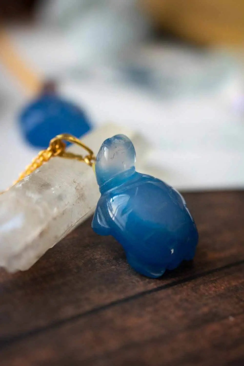 Pendentif Agate bleutée Idaia et chaîne en laiton doré lunamanashop