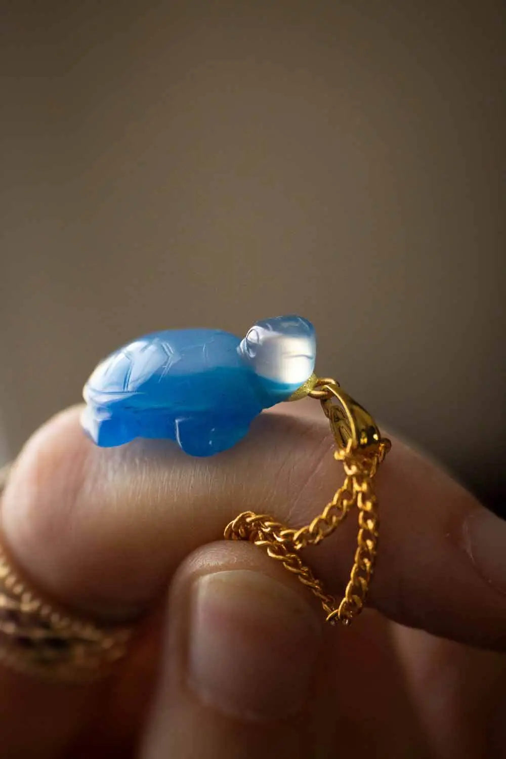 Pendentif Agate bleutée Idaia et chaîne en laiton doré lunamanashop