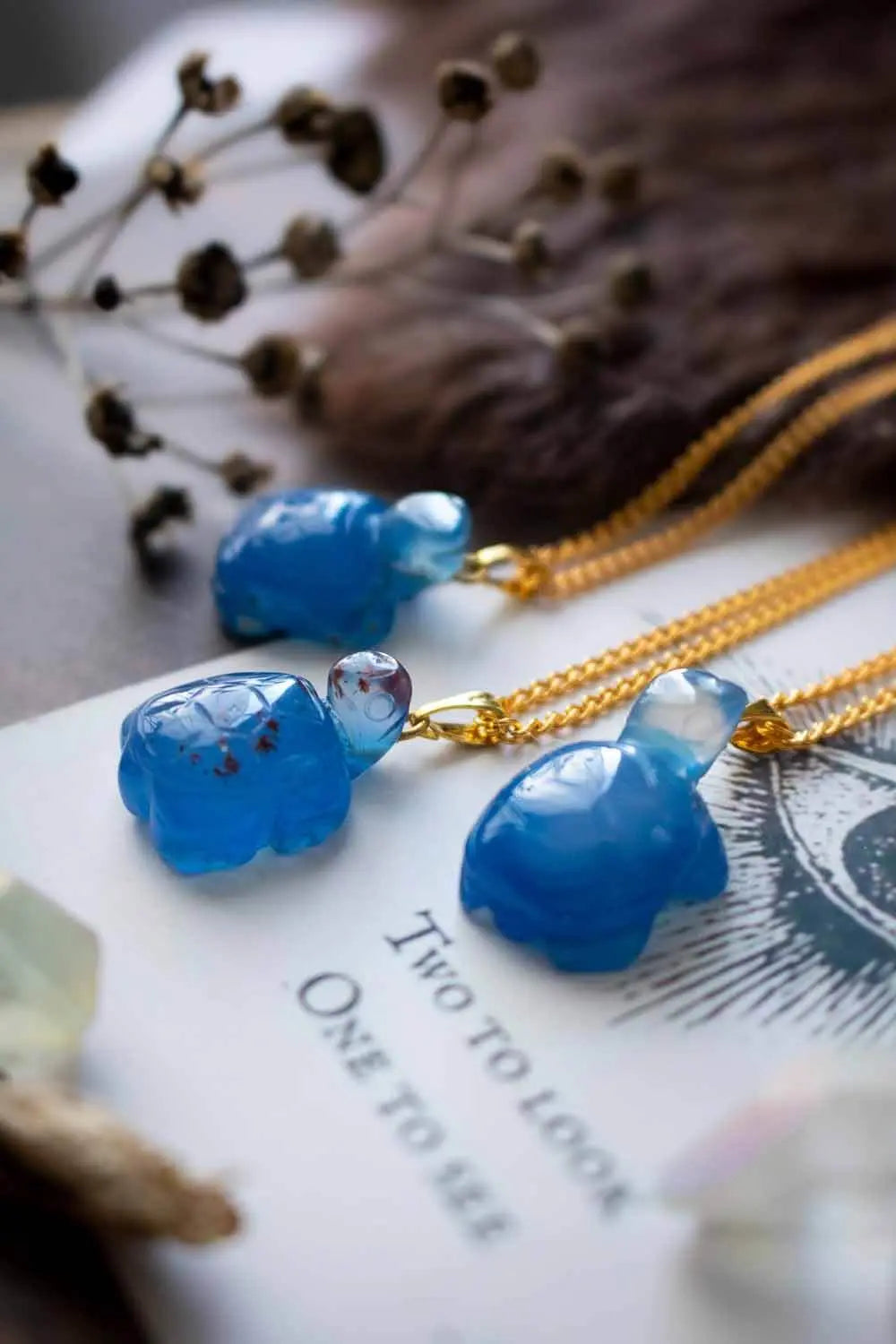 Pendentif Agate bleutée Idaia et chaîne en laiton doré lunamanashop