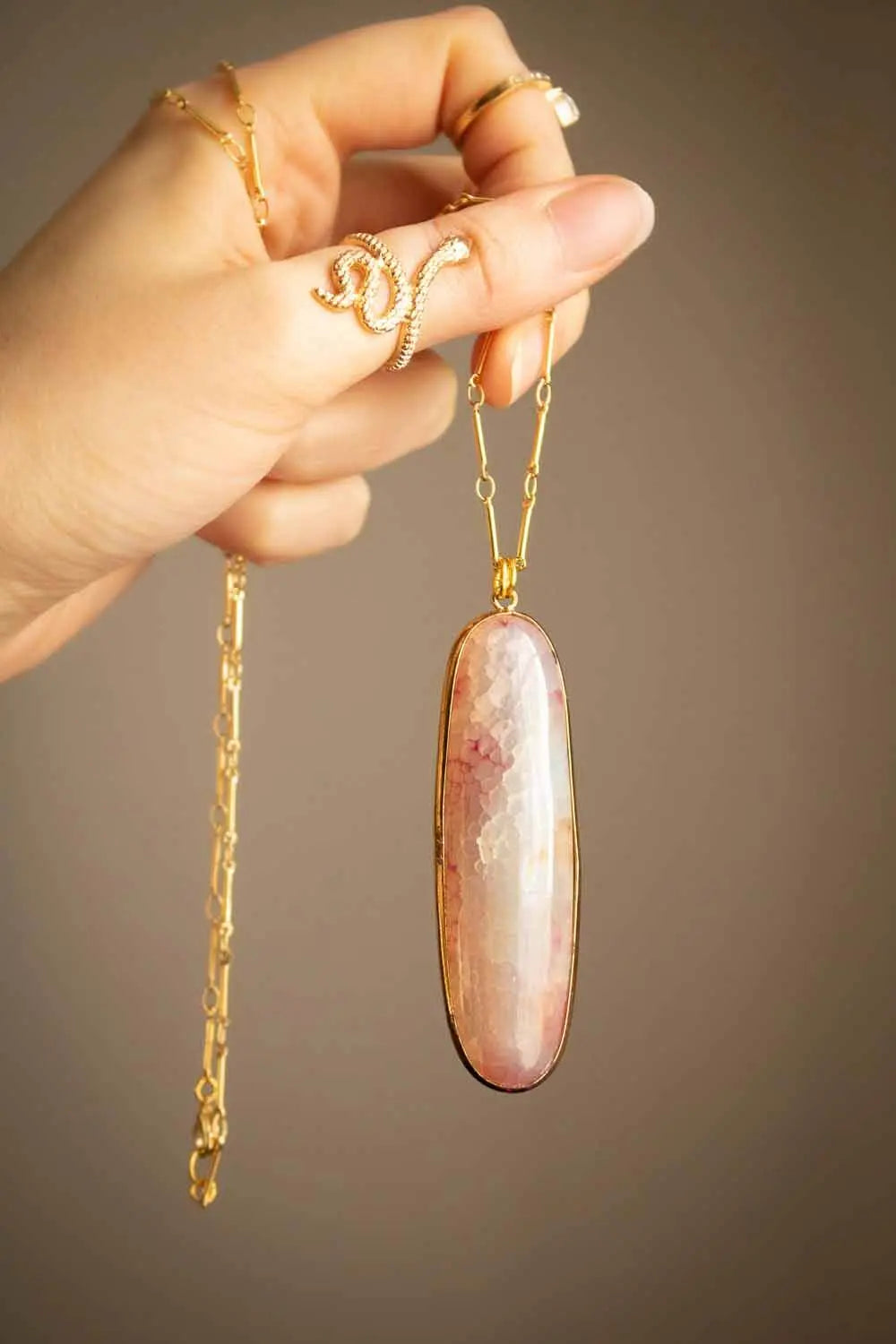 Pendentif Agate craquelée rose Jolly et chaîne plaquée or 18 carats lunamanashop