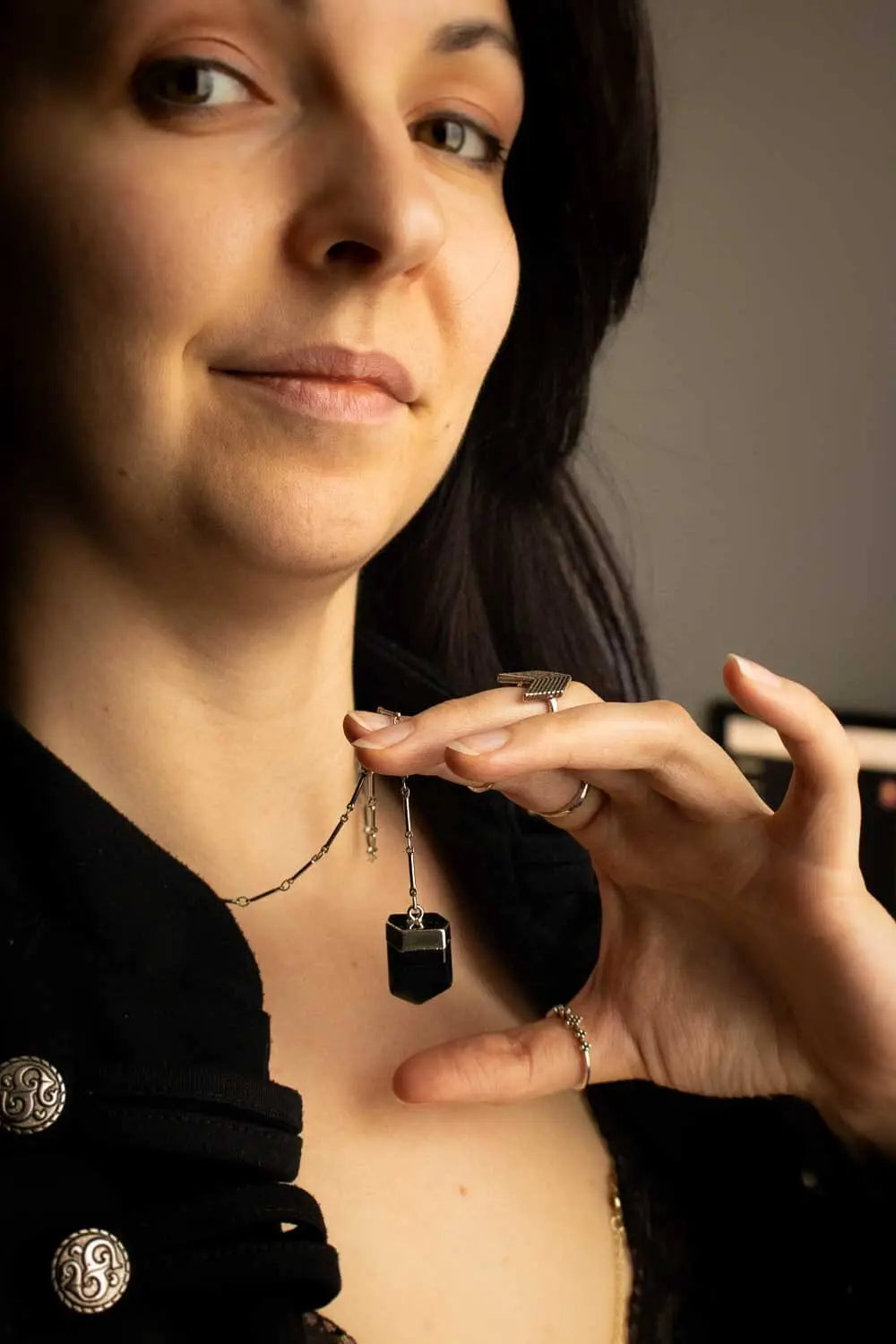 Pendentif Agate sombre Faylen et chaîne en laiton argenté lunamanashop
