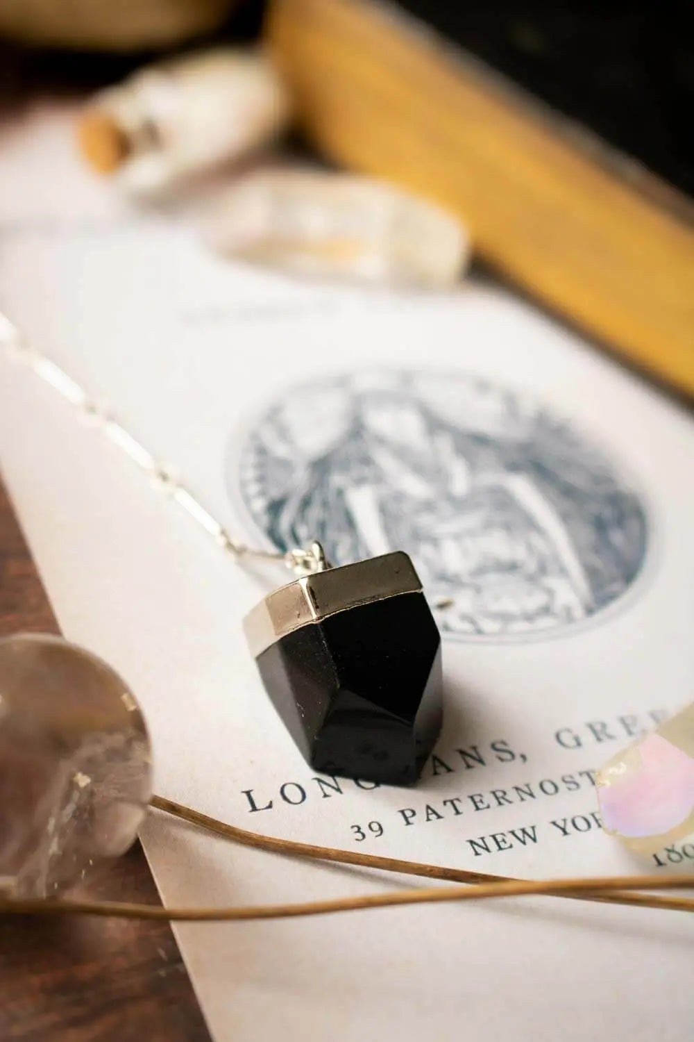 Pendentif Agate sombre Faylen et chaîne en laiton argenté lunamanashop