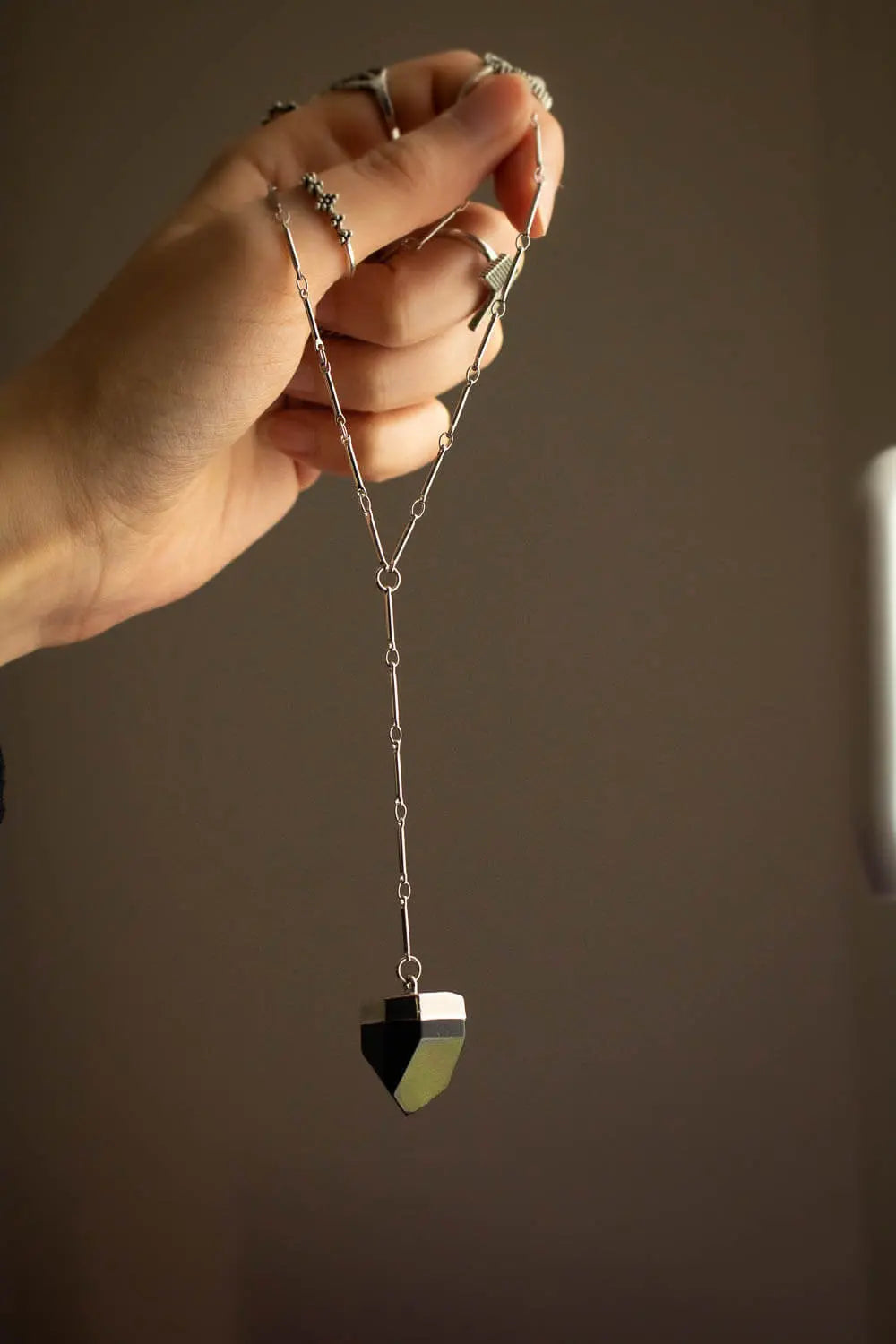 Pendentif Agate sombre Faylen et chaîne en laiton argenté lunamanashop