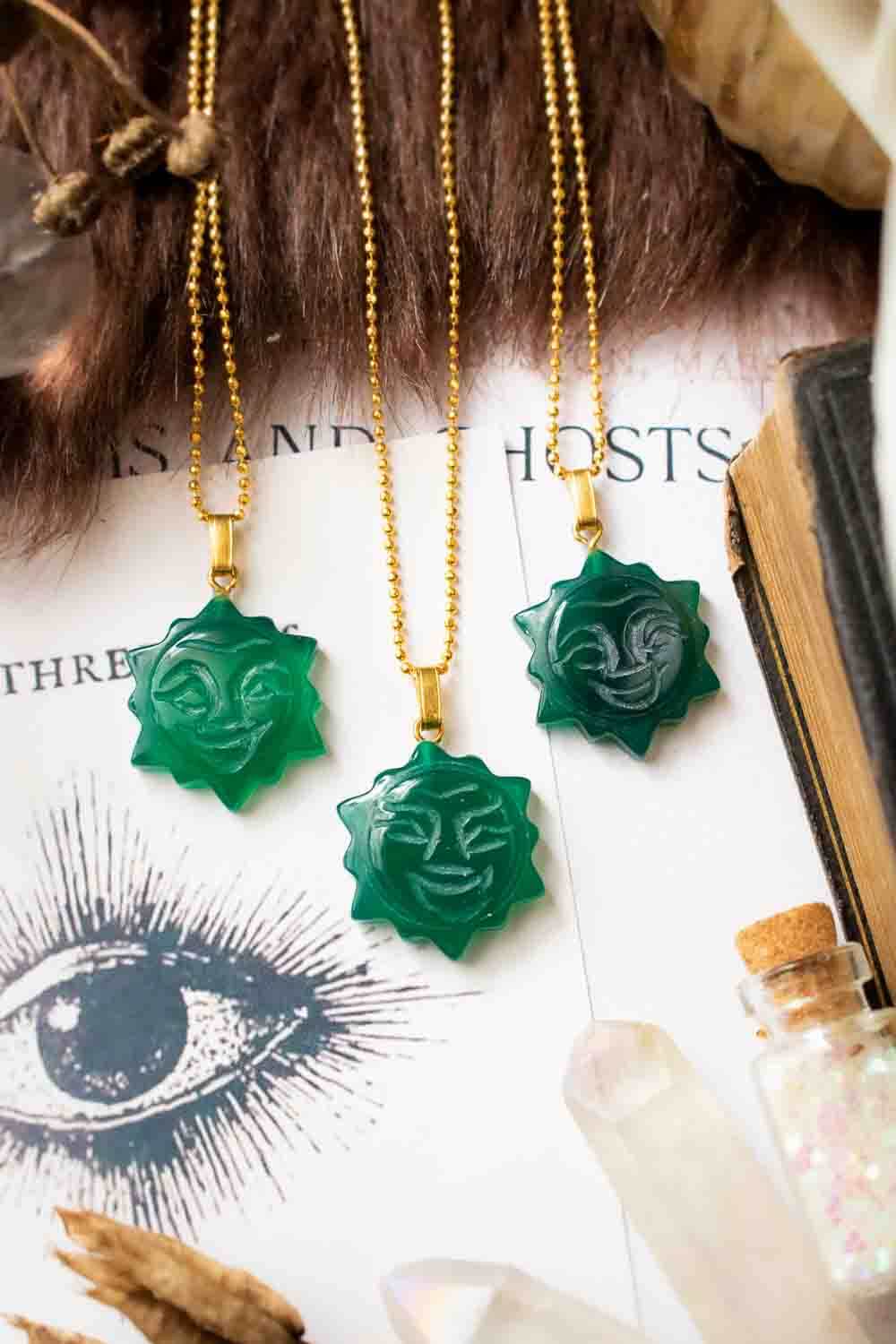 Pendentif Agate verte Zezuna et chaîne en laiton doré lunamanashop